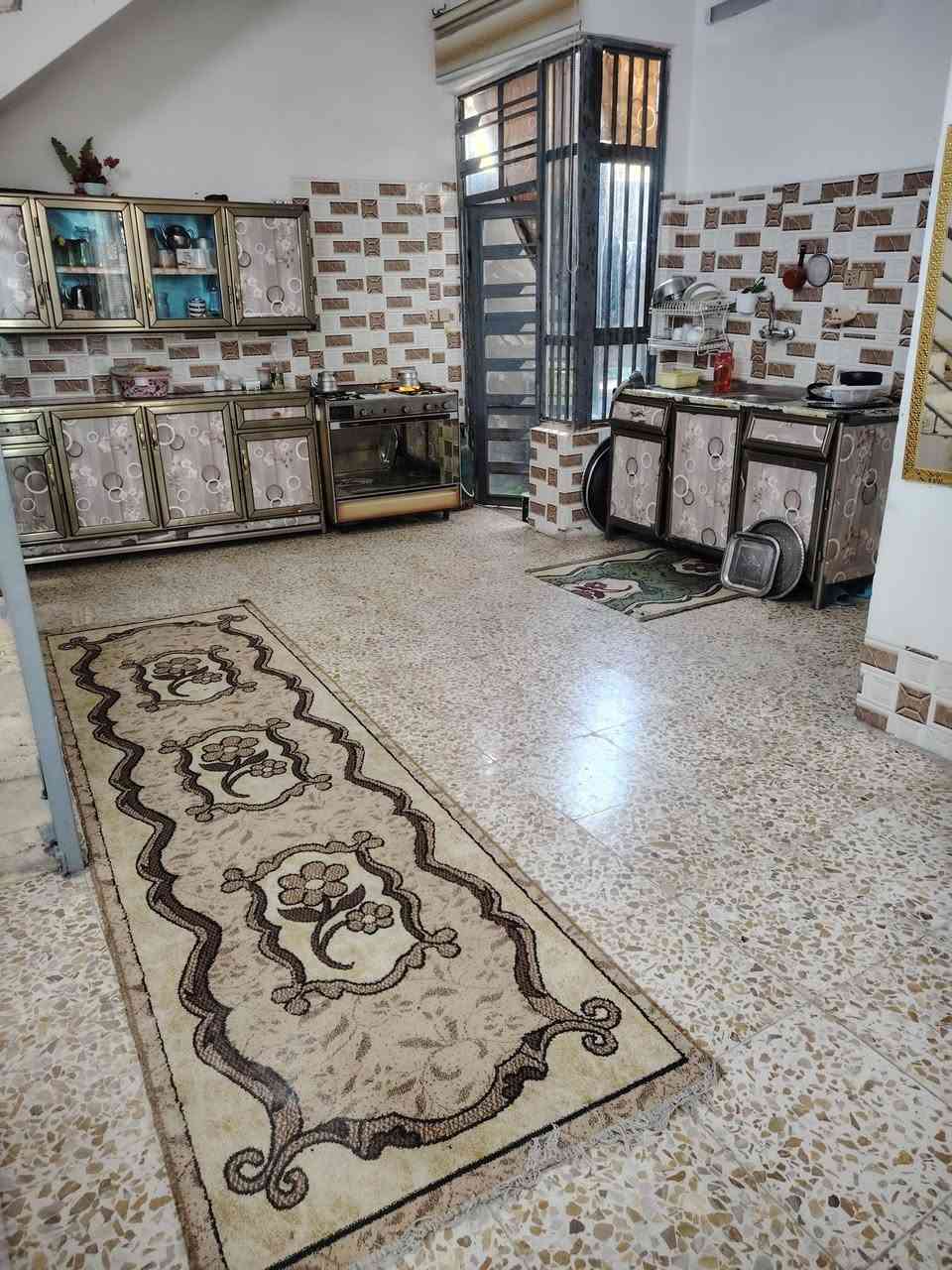 سلام عليكم بيت للبيع 100متر مربع واجهيا 10 ونزال 10 ركن سند 25 زراعي حي الأمير قرب شارع البحيره كل الخدمات موجوده يحتوى ع ستقبال وصاله و قرفه وطابغ الاول نفس الفوك مع الملحقات للستفسار ***********

