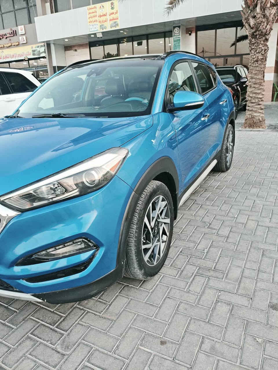 توسان موديل 2018 ليمتد 
محرك 1.6T AWD 
فول مواصفات 
كراسي جلد 
مقعد سائق كهربائي
تشغيل عن بُعد
دخول وتشغيل ذكي
مثبت سرعة
تحكم بالمقود
كاميرا خلفية
حساسات اصطفاف
تحكم إلكتروني بالمناخ
شاشة ونظام ترفيه
تحكم بالمقود بالصوت والاتصال
أنظمة ثبات وجر
مراقبة ضغط الإطارات
إضاءة نهارية
فتحة 
حساسات امامي خلفي  
باقي المواصفات الأخرى 
مكان السيارة بغداد 
للاستفسار *********** واتساب
