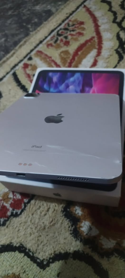 السلام عليكم ايباد 11برو m1 كامل ملحقات بي هاي الضربه البصفحه والشاشه بيها شويه سواد مأشر عليه وياه حساب ببجي حساب كلش حلو ومرتب مستوى العبه 80والمجموع 58او مصروف عليه بيع وجه لوجه فقط مكان بغداد مدينه الصدر السعر الحساب والايباد 550او بي مجال الرقم ***********
