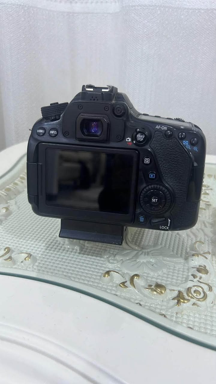 📸 للبيع: كاميرا Canon EOS 80D بحالة ممتازة (نظيفة جداً)
النظافة: الكاميرا بنظافة ممتازة وتعمل بكفاءة عالية بدون أي مشاكل.

 الملحقات المرفقة:

 عدسة  18-135mm IS USM).

 شاحن Canon الأصلي.

 بطاريات عدد 2.

 

 الحالة: نظيفة جداً وشغالة 100%.

 للتواصل: [***********
