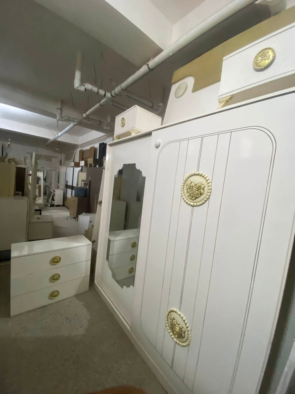 السلام عليكم غرف نوم كامله تركي  الغرف الداخل المنشور  فقط الوحده 325 معه النقل ول شد ول توصيل المكان تكريت حي العصري نهايت شارع البلديه يم أسواق البركه يوجد جمله و مفرد الرقم *********** بي واتساب
