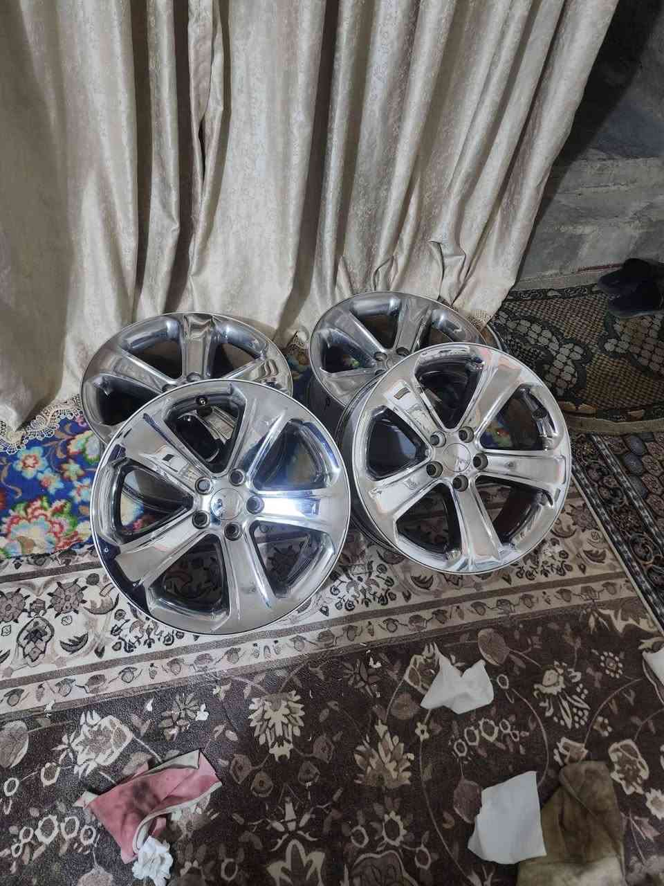 سلام عليكم تخم ويل كروم١٨ مال حاويه 
شرط جدد للبيع او مروس 
سعر ٥٠٠ وبيهن مجال 
شراي يتصل ***********
المكان الديوانيه عفك
