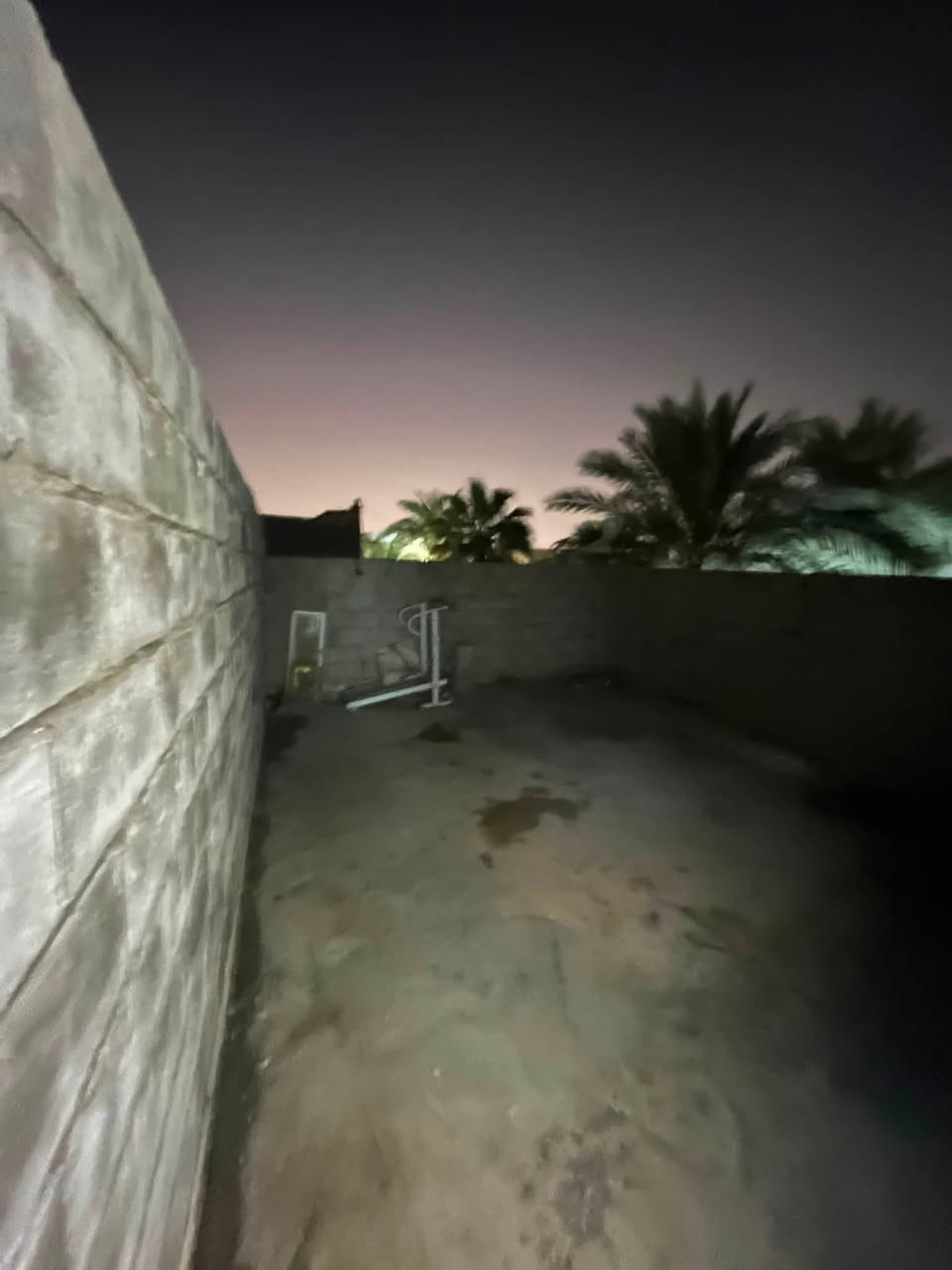 بيت لليجار في منطقة السريدات المربع الأول شارع حجيه صبريه البيت ١٠٠ متر يحتوي على غرفه وصاله وصحيات ومطبخ وطابق ثاني حولي وغرفة مع بلكونه وسطح كبير للأستفسار الاتصال على الرقم التالي ***********
