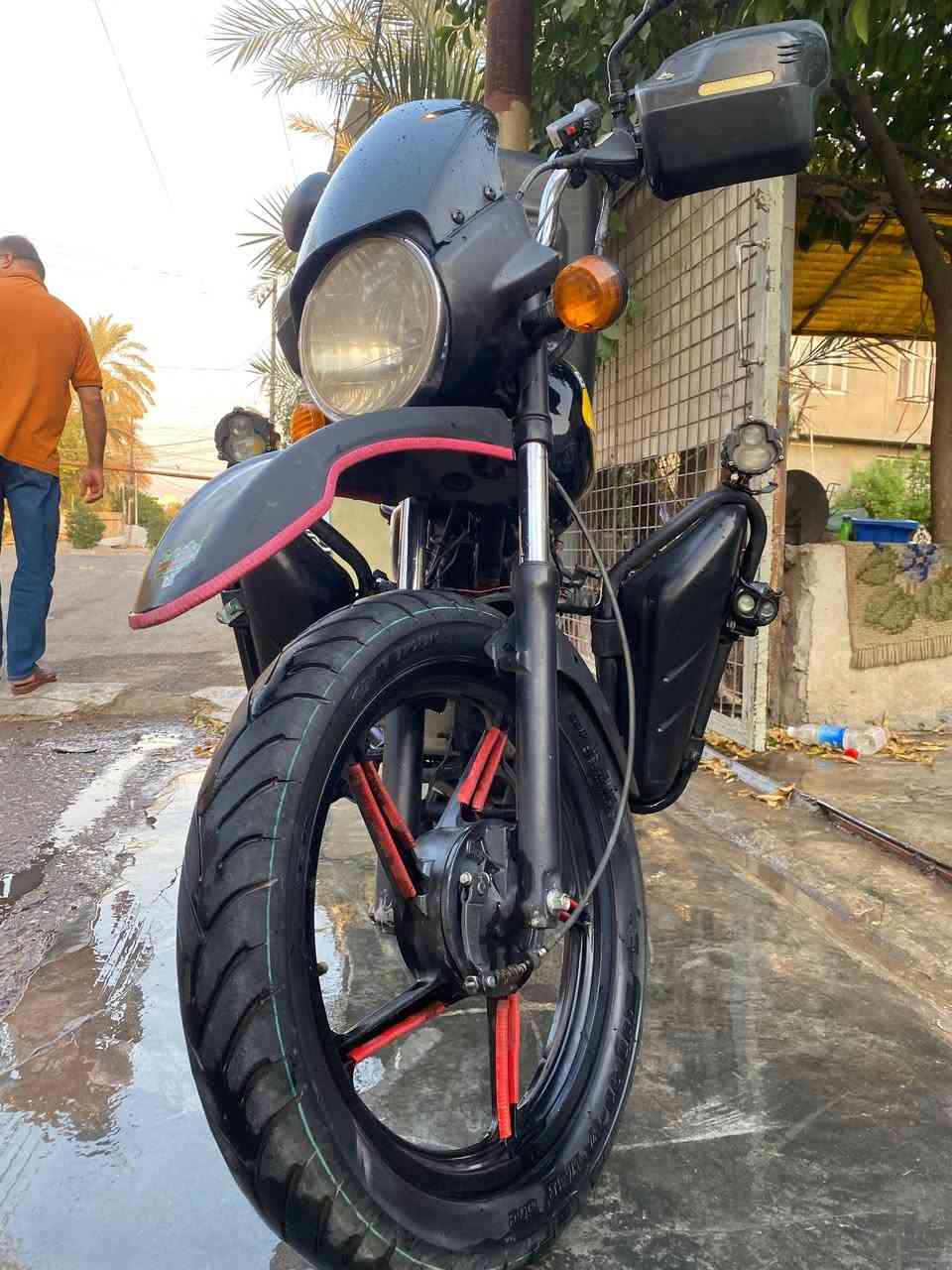 سلام عليكم من رخصت ادمن
بوكسر كلاسك 22 دبلات جبلي /بدون اوراق 
تاير خلفي جوبلس /درع / منضومه زنون أبيض سعره 65 شديته 
وزنون صفاحيات اصفر وابيض 
دراجه استاند موبايل كهربائيات كلها شغالة مابيها اي نقص 
المكينه بارحه تجفيت جديد تجي وتشوف بعينك ترايها زيرو وصل ضمان تجفيت موجود كشن طبي شاحن وفاحص فولتية دبل اشارة الله شاهد دراجه تخبل 
السعر مليون و50 بي مجال جدا بسيط +كلشي اكو بلسوك 
بغداد /الشعب /الهاتف *********** وتساب متوفر 24 ساعه
