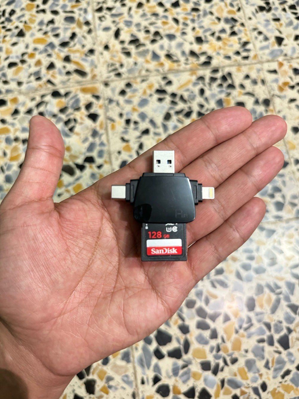 📸 للبيع Canon EOS 850D

كاميرا بحالة ممتازة جدًا، استخدام شخصي ونظيف، خالية من أي عطل أو خدش مؤثر، جاهزة للاستخدام مباشرة.

المواصفات:

* دقة 24.1 ميغابكسل.
* تصوير فيديو 4K وFull HD.
* شاشة متحركة تعمل باللمس.
* فوكس سريع وممتاز للصور والفيديو.
* مناسبة للتصوير الاحترافي وصناعة المحتوى.

الملحقات:
✔️ عدسة 18-55mm
✔️ البطارية الأصلية
✔️ الشاحن
✔️ كارد ريدر
مع حقيبة وحزام كتف

بغداد 
السعر 650
***********