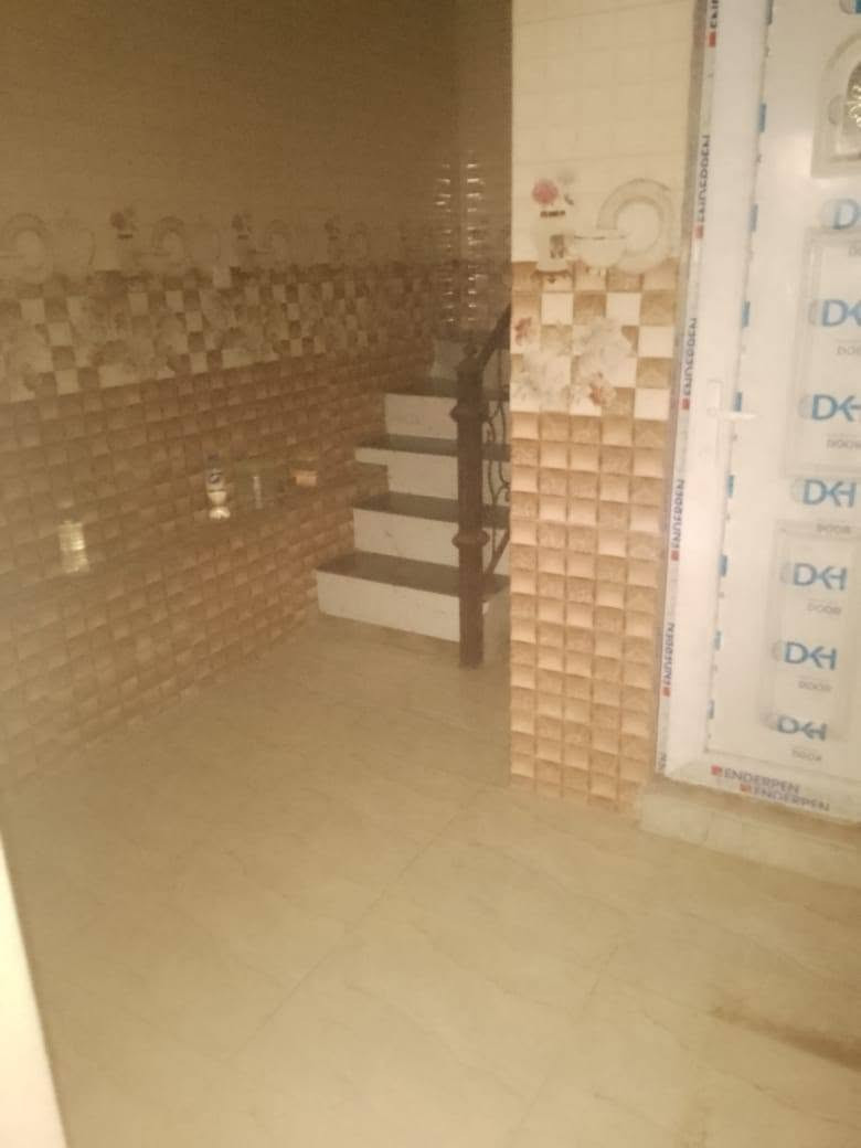 بيت 50 متر للبيع في حي الخضراء محلة 639 خلف مول الخضراء بلازا يتكون من طرمة صغيرة ومنور ومطبخ وحمام وتواليت + طابق ثاني حولي وغرفة كبيرة وسطح وبيتونة للأستفسار ***********
