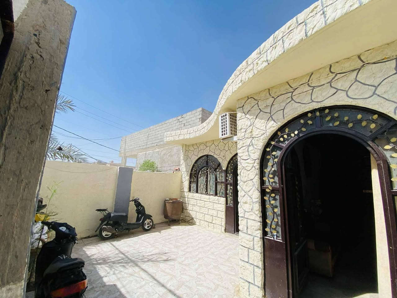 بيت للرهان يحتوي على غرفة نوم ٦*٤واستقبال ٦*٤.٥ ومطبخ ٦*٤كونكريت مسلح بناء طابوق ارضيه مرمر بيت مرتب مساحته ١٨٧ م
الموقع شارع المطار القديم قرب اسواق الامير 
السعر المطلوب ١٨ مليون 
خط مولد ذهبي خطين كهرباء وطني 
للاستفسار الاتصال عالرقم 
***********
بيت للرهان يحتوي على غرفة نوم ٦*٤واستقبال ٦*٤.٥ ومطبخ ٦*٤كونكريت مسلح بناء طابوق ارضيه مرمر بيت مرتب مساحته ١٨٧ م
