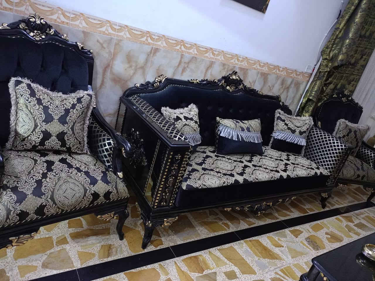 يالله السلام عليكم
اسعر مناسبه جداً 
تخم اسود ملكي كلاسك سعره مليون وربع وبي مجال بسيط
برده ملكي هيه والتاج والتول سعرها 100
ميز بلازمه سعره75
مزهويات تلاثه سعرهن 60
مكانهن _صلاح الدين _ تكريت _القادسيه
للاستفسار ***********
اتصل وبيك خير وتدلل
