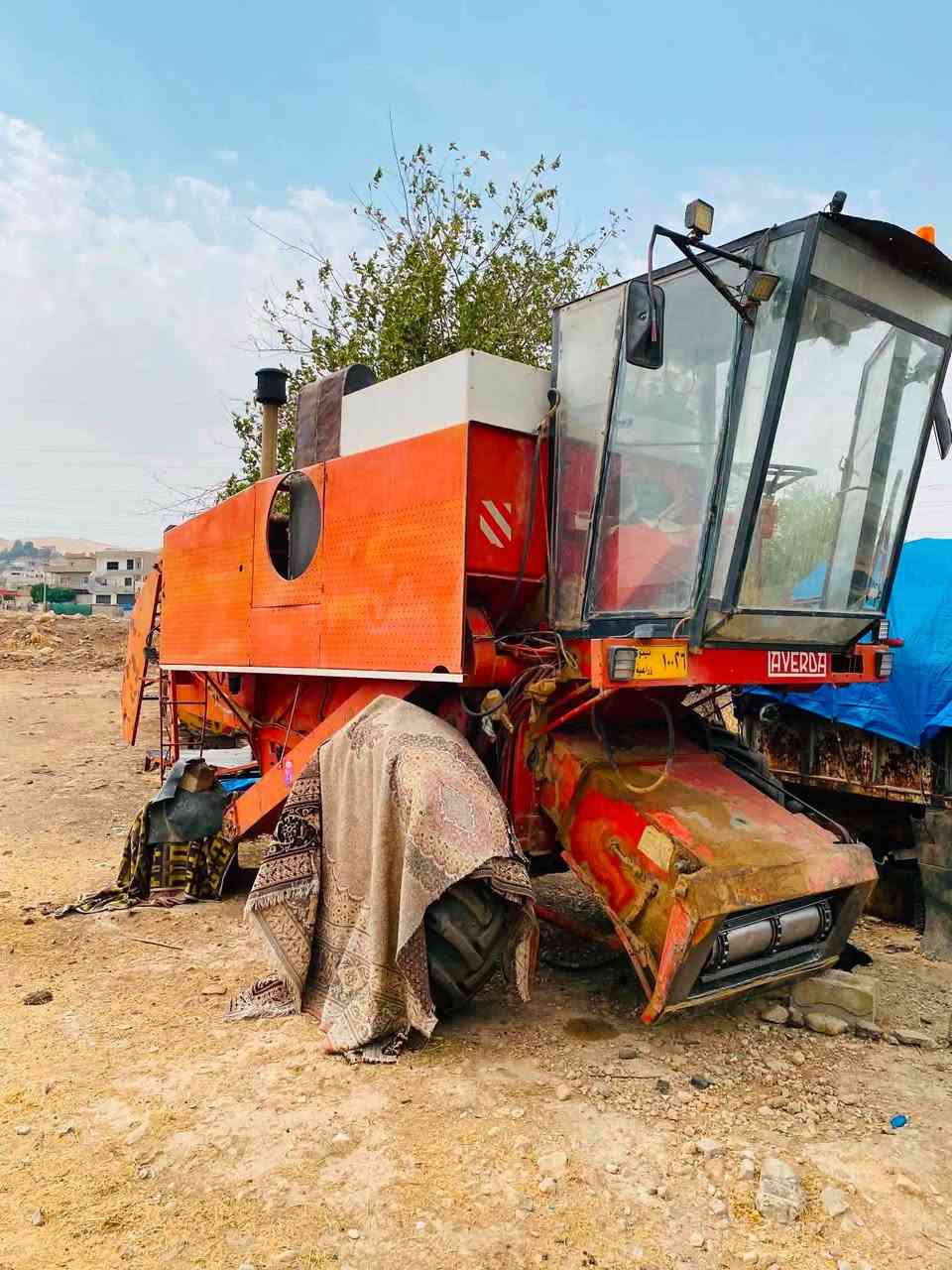 سەرەتا بەناوی خوای گەورە دەڕاسە لاڤێردە بۆ فرۆشت هەتا بڵێی ڕێكوو پێكوو جوانە تازە لەناو ئیش تەواو بوە گیانی هەموی تازە كراوەتەوە تەعمیرێكی باش كراوە تایەكانی تازەوو جوانە  بەشەرتی هەموو شتێك   ئەوەش ڕەقەمی خاوەنی ***********
***********
