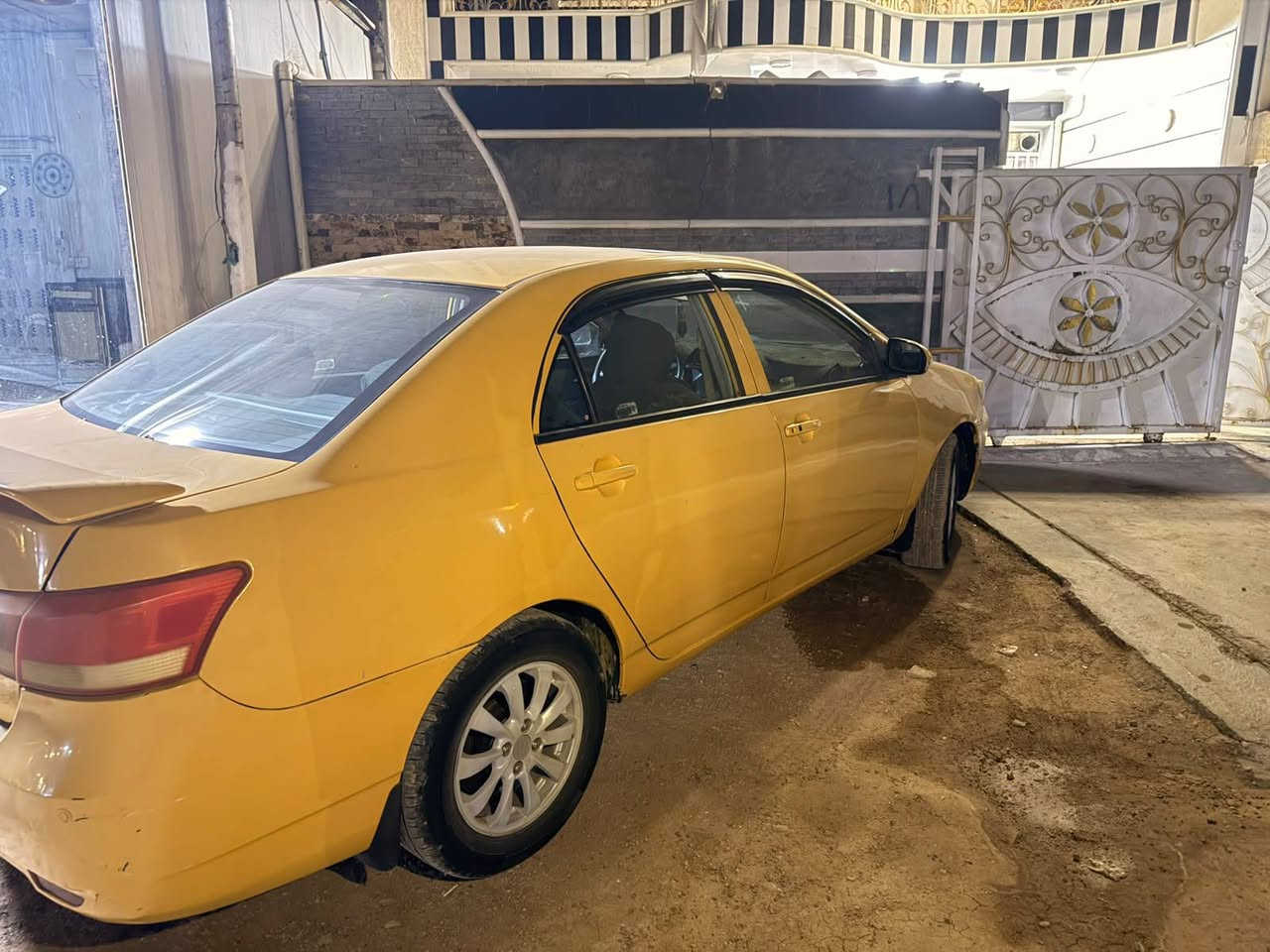 السلام عليكم BYD للبيع مديل 2013 سيارة جاهزة مكينة وكير خير من الله تبريد ثلج صدر امامي خلفي جديد تخم تاير جديد سيارة كل نقص مابيهة  هيئة وخرامات مصفرة السعر 54 وبيهة مجال قليل مكاني بغداد الحسينية  للستفسار ***********
