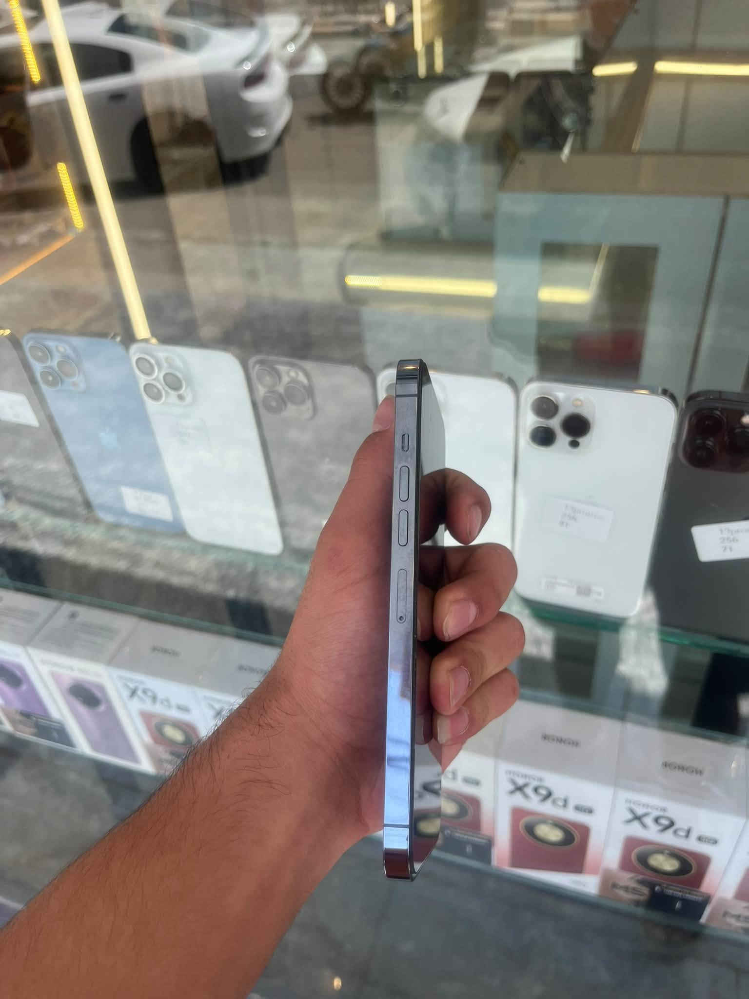 سلام عليكم آيفون للبيع 13برو ماكس سعر750 وبي مجال شي قليل مكان تكريت الجمعيه تواصل *********** تصال واتساب***********

نص مكتوب في الصور:
- ١٢:٣٧
- حالة البطارية والشحن
- كما هو الحال مع البطاريات القابلة لإعادة الشحن، بطارية الهاتف قابلة للاستهلاك وتصبح أقل فاعلية مع الوقت. معرفة المزيد...
- ٨٥٪
- الحد الأقصى للقدرة
- هذا قياس لقدرة البطارية مقارنة بقدرتها عندما كانت جديدة. قد تتسبب القدرة المنخفضة بتقليل ساعات الاستخدام بين عملية الشحن والأخرى.
- أقصى قدرة للأداء
- ستساعد الأنظمة المضمنة في النظام والمكونات في تخفيف آثار الأداء التي قد تلاحظها أثناء التقدم الكيميائي في عمر بطارية iPhone.
- شحن البطارية المحسن
- للحد من استنزاف عمر البطارية، يتعلم الـ iPhone من عادات الشحن اليومية، بحيث ينتظر ولا يتجاوز ٨٠٪ حتى يحين موعد حاجتك إلى استخدامه.