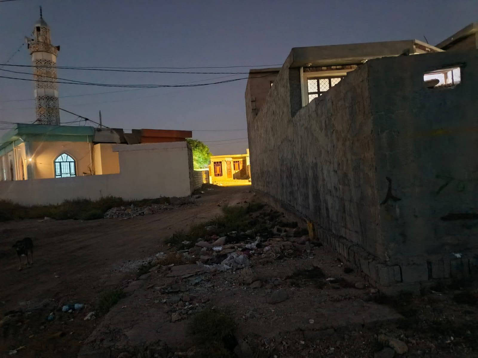 سلام عليكم مشتمل للبيع الرحاب شارع المضيف  طابوزراعي سند 25واصله تبليط يبعد عنه 30متر. قرب جامع نور الرحمه مباشر. المساحه 130 كامل نقص فقط ستاره مطبخ صيحيات سيراميك. البيت كله صبه نضيفه ارضيته علما البيت مؤجر السعر 35مليون. للاستفسار ***********
