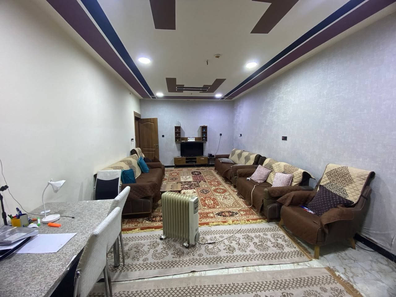 (( بسم الله الرحمن الرحيم))
🟩 #دار_للبيع  #للبيع 
 ‏🌐 حي الجغيفي الاولى 
 ‏🗺️ المساحة 200متر 20*10
شارع 8 نافذ على المحيط
 ‏🛣️مبلط و مجاري 
 ‏💰السعر 240 مليون قابل للتفاوض
◀️ تفاصيل أكثر للبيت  :-
1️⃣يحتوي البيت على 
5غرف 
حمام 
صالة 
استقبال كبير
مطبخ حار وبارد 
طابقين مرتب من الداخل 
حديقة مرتبة
بناء جيد ومرتب  
2️⃣ موقعها جيد جدا.. البيت مميز و قريب على المدارس والاسواق و نافذه على شارع المحيط مباشر و سعرها مناسب جدا  موقعها استراتيجي و منطقة راقيه جدا و ناس مثقفين 
3️⃣  واجهه  جيده للبناء 
4️⃣ تحويل مباشر دون اي مشاكل 
5️⃣ الوجة  10× النزال 20
6️⃣ السعر معروض حسب صاحب البيت و قابل للتفاوض
7️⃣ البيت  بسعر ممتاز 
⚠️ للحصول على الصورة مراسلة الصفحة 
للمزيد من المعلومات و التفاصيل يرجى الاتصال بالأرقام التاليه.
*********** ابو عمار 
*********** نبهان
