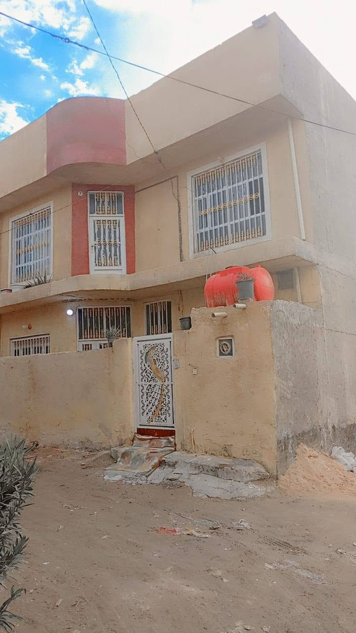 السلام عليكم عندي بيت للبيع مساحه 100 م 10*10 ركن طابقين طابو زراعي سند 25 الموقع حله مرانه قرب جسر بته السعر 100 وبي مجال لاستفسار 
***********
***********
