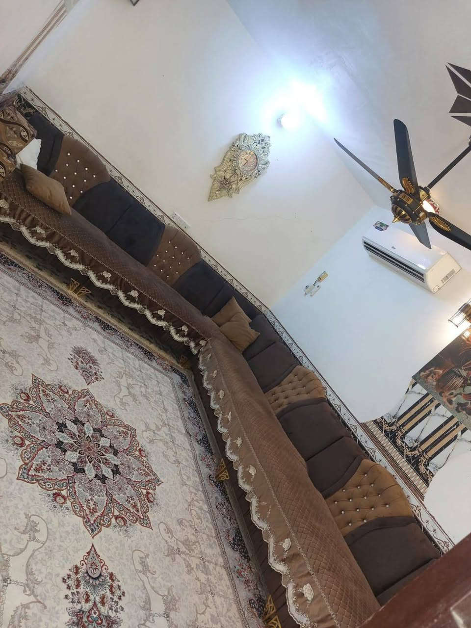اخوان عندي بيت ٢٥٠ متر سند ٢٥ عنوانه شارع بغداد قرب الخباطة العتبة عمود ٥٢ يرهم بيع او مراوس بسيارة استقبلها من ضمن المبلغ  سعر البيت ١٣٥  بيت جديد للاستفسار ***********
