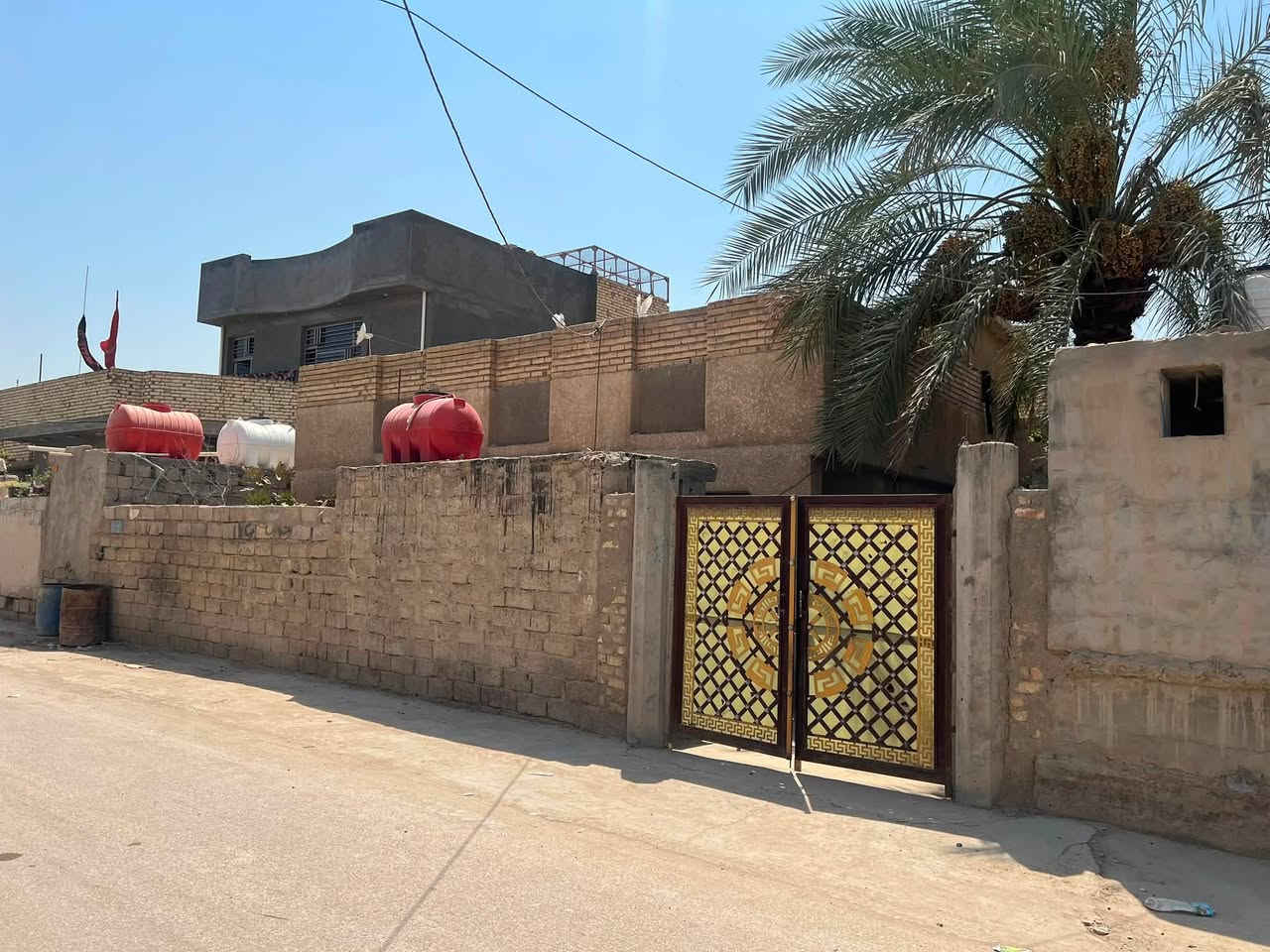 اسلام عليكم دار للبيع مساحه 250 يتكون من
صاله 

غرفتين نوم 

هول 

مطبخ 

المكان حي العمال قرب اسواق نصير الاستفسار *********** 

متواجد خاص
