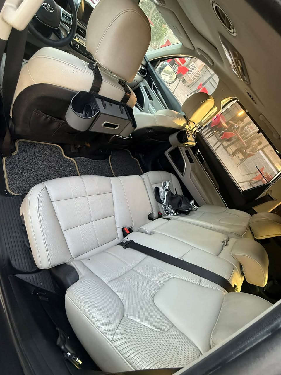 ‏​🚗 كيا تولورايد (Kia Telluride) موديل 2020 للبيع 🚗
‏​المواصفات والمميزات:
‏​النوع والموديل: كيا تولورايد 2020  
‏​اللوحة: بغداد  
‏​اللون الخارجي: رمادي غامق (Graphite Gray)  
‏​الداخلية: جلد [بيض] بحالة ممتازة  
‏​✨ أبرز التعديلات والإضافات المميزة:
‏​جنوط (رنكات) رياضية باللون الأسود  
‏​إضاءة أمامية مميزة (Demon Eyes) باللون الأحمر  
‏​شاشة عرض كبيرة مع نظام ملاحة وترفيه  
‏​مقاعد جلدية واسعة ومريحة (3 صفوف عائلية)  
‏​فتحة سقف  
‏​كاميرا وحساسات لسهولة الاصطفاف  
‏​📌 الحالة العامة:
‏السيارة بحالة ممتازة وجاهزة للاستخدام.
‏​💰 السعر المطلوب: [185] (قابل للتفاوض البسيط للجادين)
‏📍 الموقع: بغداد - أبو غريب
‏📞 للتواصل والاستفسار: ***********
‏

