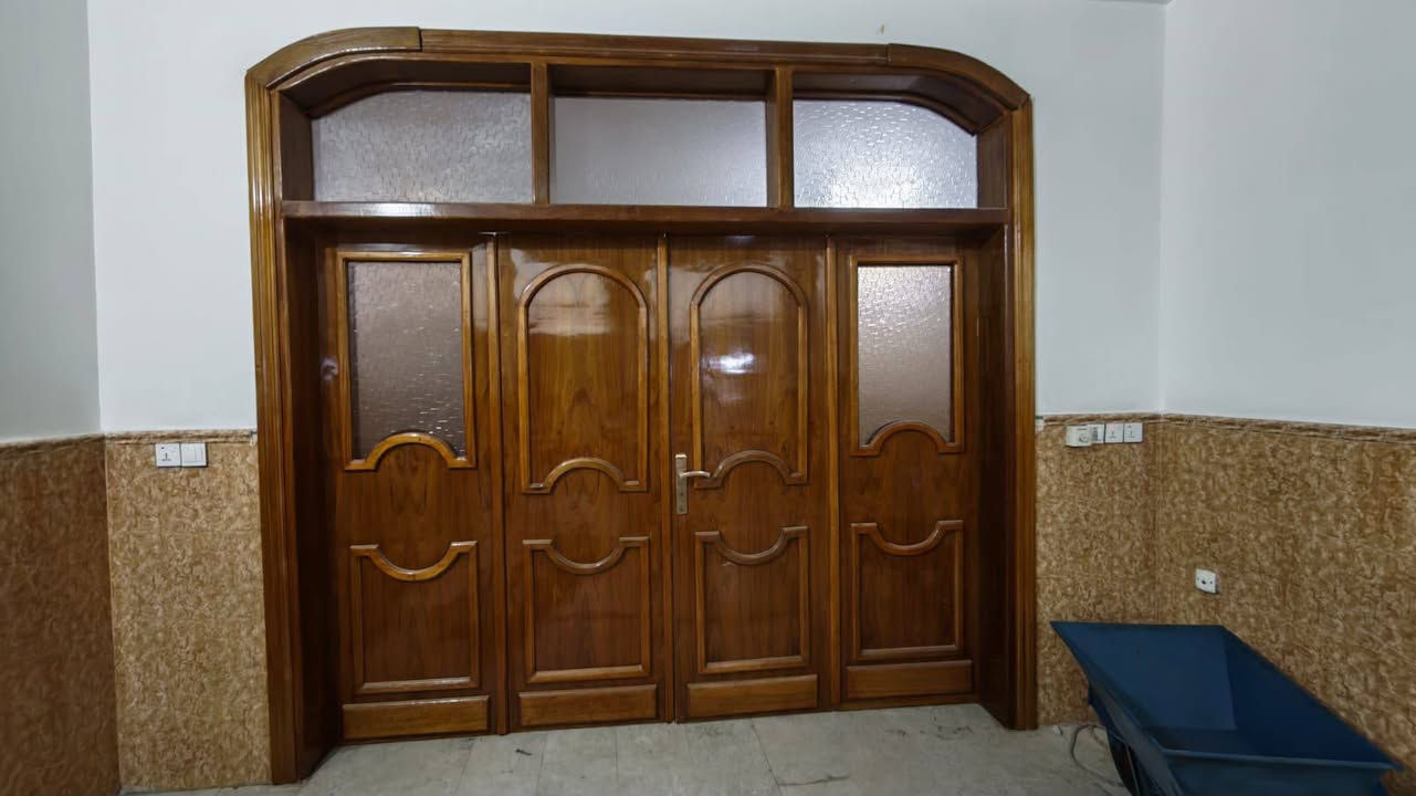 سلام عليكم هاذه باب للبيع ديكور  اربع قطع المكان كوت حي الحكيم الاستفسار علا رقم ***********
