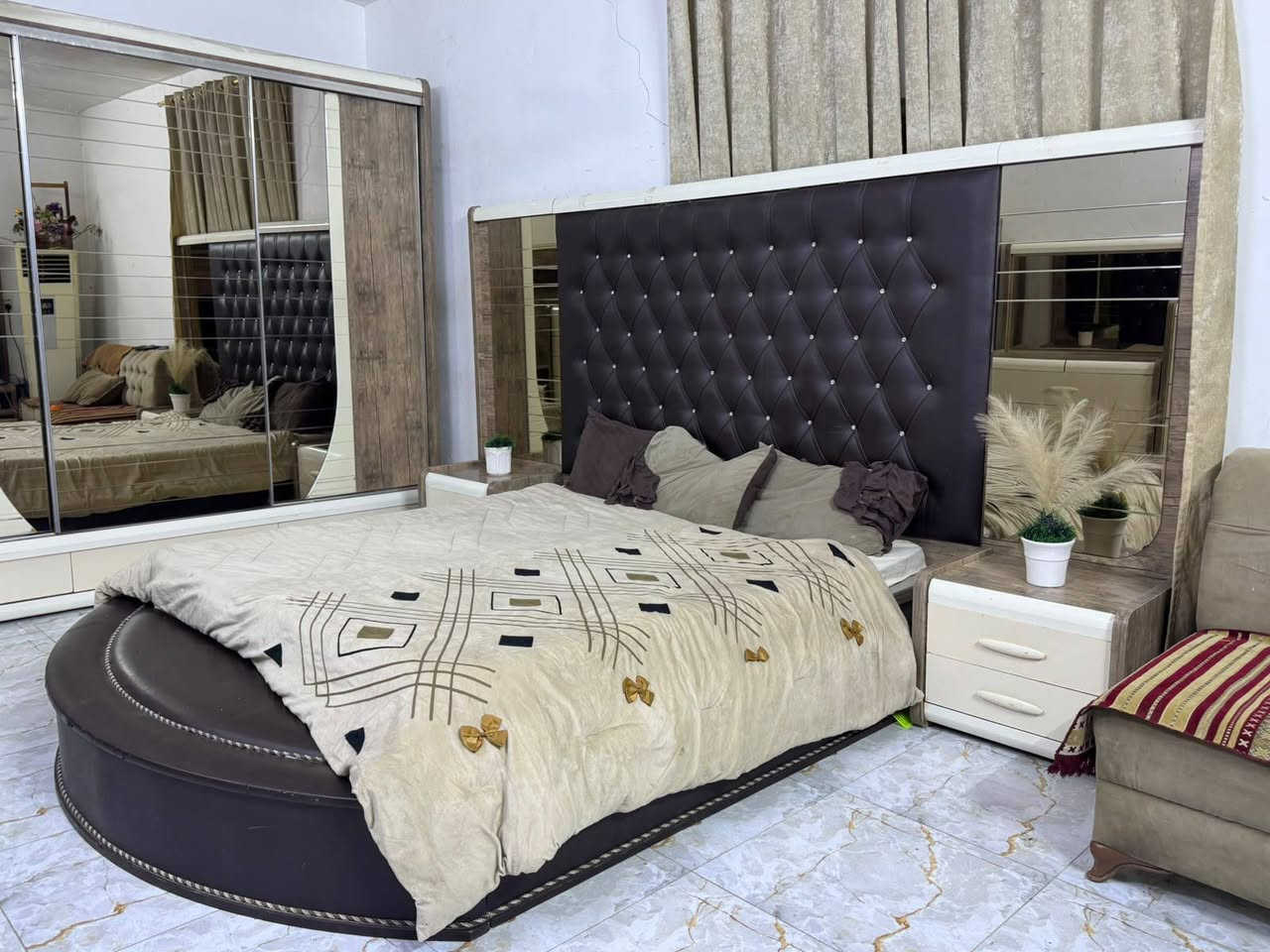 غرفه 11 قطعه تركي خشب ثقيل ضخمه كلش مجرات هيدروليك بدون ضرر السعر مليون و150 وبيه مجال بابل قرب المدهش م ***********
