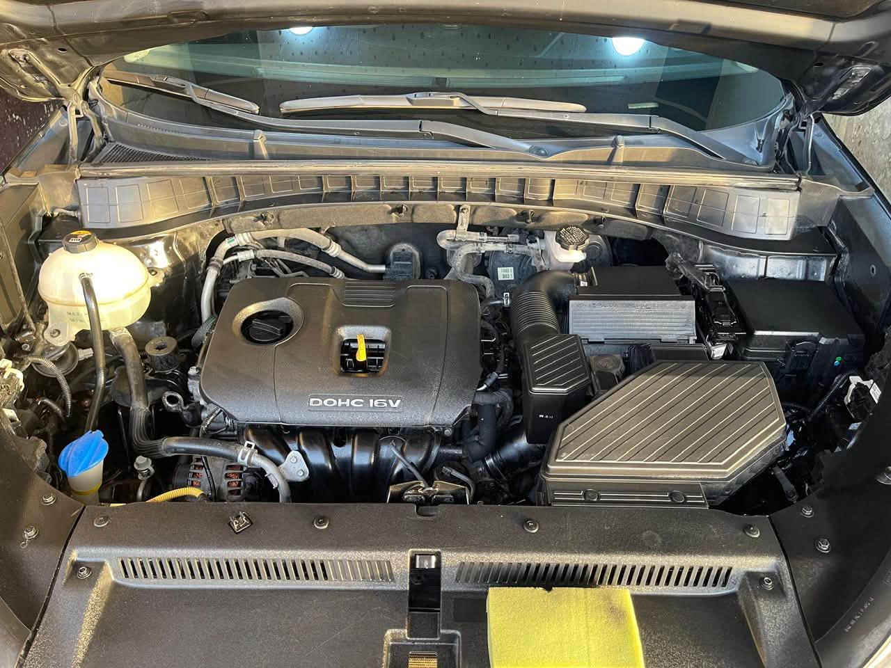 هيونداي توسان (Hyundai Tucson) موديل 2017
الفئة: ليمتد / ألتيميت - فل كامل (Full Option / الملكي) (وارد كوري استيراد خاص ) 
المواصفات : 
المحرك: 4 سلندر 2.0L تنفس طبيعي (DOHC 16V). 

المواصفات 
- دفع رباعي (AWD) + نظام  دبل لوك فصل الدفع .
- ⁠3 وضعيات  قيادة  سبورت نورمال ايكو 
- ⁠ ردادات جانبية 
- ⁠صندوق خلفي كهرباء شفط 
- ⁠كشنات جلد وتحكم كهربائي 
- ⁠تدفئة + تبريد مقاعد 3 درجات
- ⁠تسخيق المقود 
- ⁠فتحة سقف بانورما 
- ⁠توقف تلقائي (Auto Hold)
- هاندبريك إلكتروني دكمة  EPB
- ⁠تكييف أوتوماتيكي مزدوج (Dual Climate Control) مع نظام تنقية الهواء (Clean Air)  
- حساسات ركن أمامية وخلفية (Park Assist) مع زر تفعيل/إيقاف 
- نظام نزول المنحدرات (DBC)
نظام الثبات الإلكتروني ومانع الانزلاق (ESP / TCS) . 
- بصمة تشغيل+ دخول ذكي 
- ⁠انارة محيطية خارجية 
- ⁠مرايات كهربائية شفط 
- ⁠فتحات تبريد خلفية 
وبعد مواصفات هواي . 
( السيارة بيها جاملغ ايمن وبوند مبدل نفس ألون  يعني السيارة بدون صبغ نهائياً 
بيها مكان PDR  وملاحضات جدا بسيطة )
ممشى السيارة 250,000km 
سيارة جديدة وما  تحتاج ⁠اي صرف
السعر 155$ و بيها مجال بسيط

للتواصل و الاستفسار 
***********
