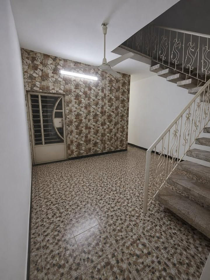 بيت للبيع مساحه 125م واجهه 5 نزال25  يتكون البيت من استقبال ومطبخ وحولي وغرفه نوم واحده مع خدمات المكان البيت بغداد الدوره شرطه ابو طياره بصف مدرسه حمورابي للاستفسار عن السعر على هذا الرقم ***********
