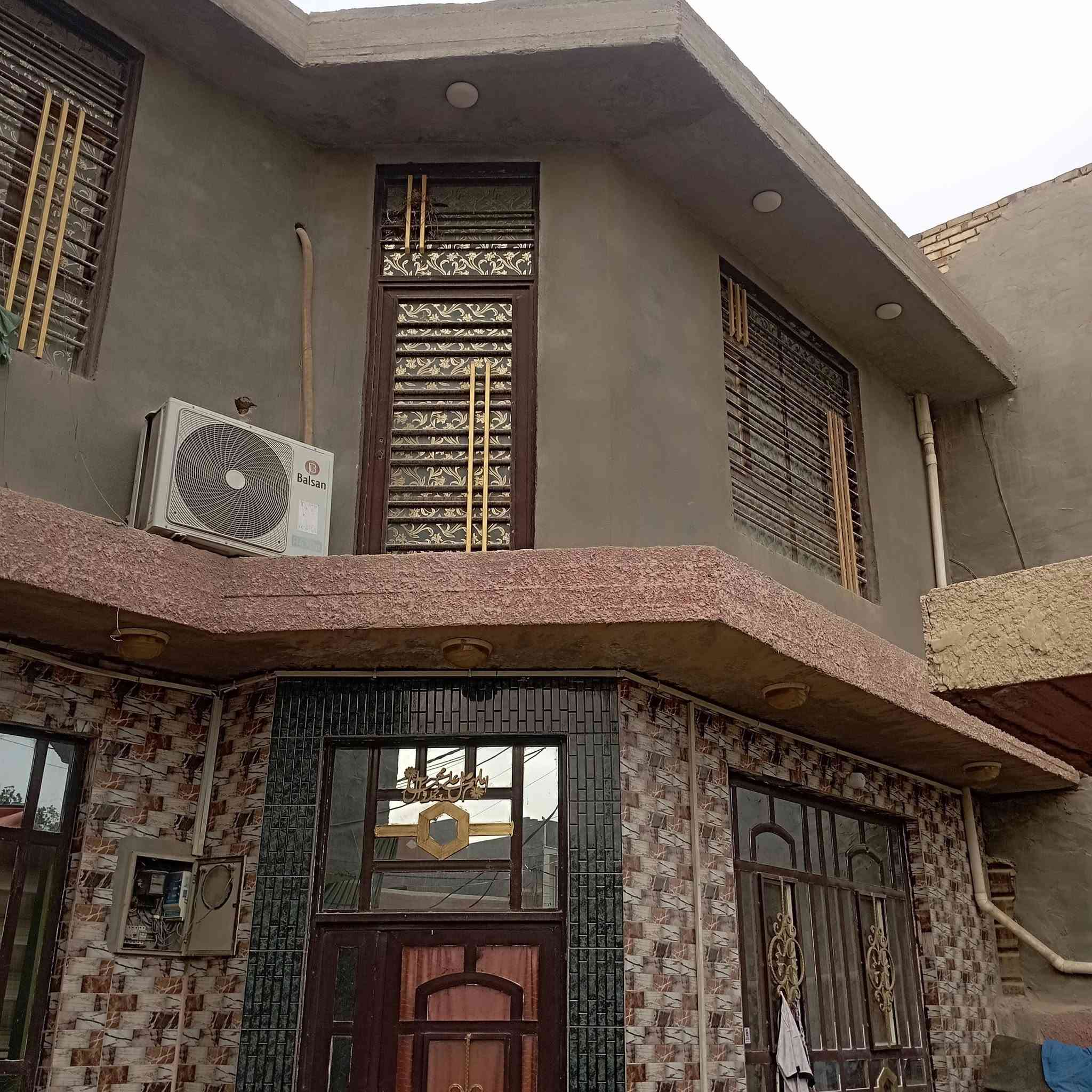بيت طابو صرف 200متر  طابقين اربع غرف نوم صاله استقبال صحيات  ثاني قطعه عن شارع 80 أمام ساحه خظراء  سعر العقار 260   للاستفسار اكثر الإتصال على الرقم التالي ***********
