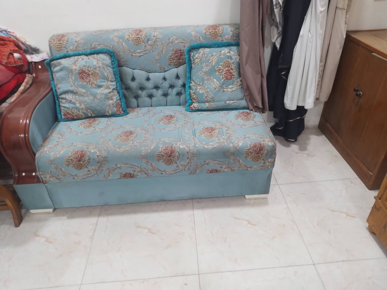 السلام عليكم هذا ديوان للبيع مواصفاته ١٥ مقعد خشب جام والمقعد بلوك والاسفنج ضغط عراقي توصاه للإستفسار التواصل ع هذا الرقم واتساب ***********
