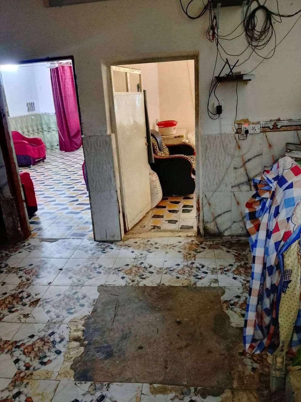 حي البساتين حي الصدرين مساحة 220 متر
اتصل على الرقم لمعرفة التفاصيل ***********
مطبخ جبير اوغرفه صغيره تريد تسويها مخزن تريد تسويها غرفه جهال اوغرفه ماستر ال بابه مسدوده والغرفه الي صورناها او غرفه خطار
