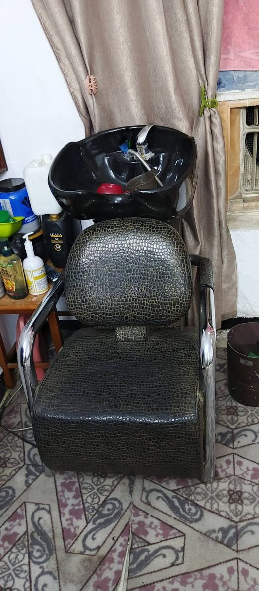 مرايه وميزها 150
رفوف 50 
كرسي كبير 150
مغسله مرمر 125
اغراض اكرلك كامله
 مع ميز اكرلك 150
جهاز تكبيس البثوث 15
للأستفسار ***********
 واتساب
