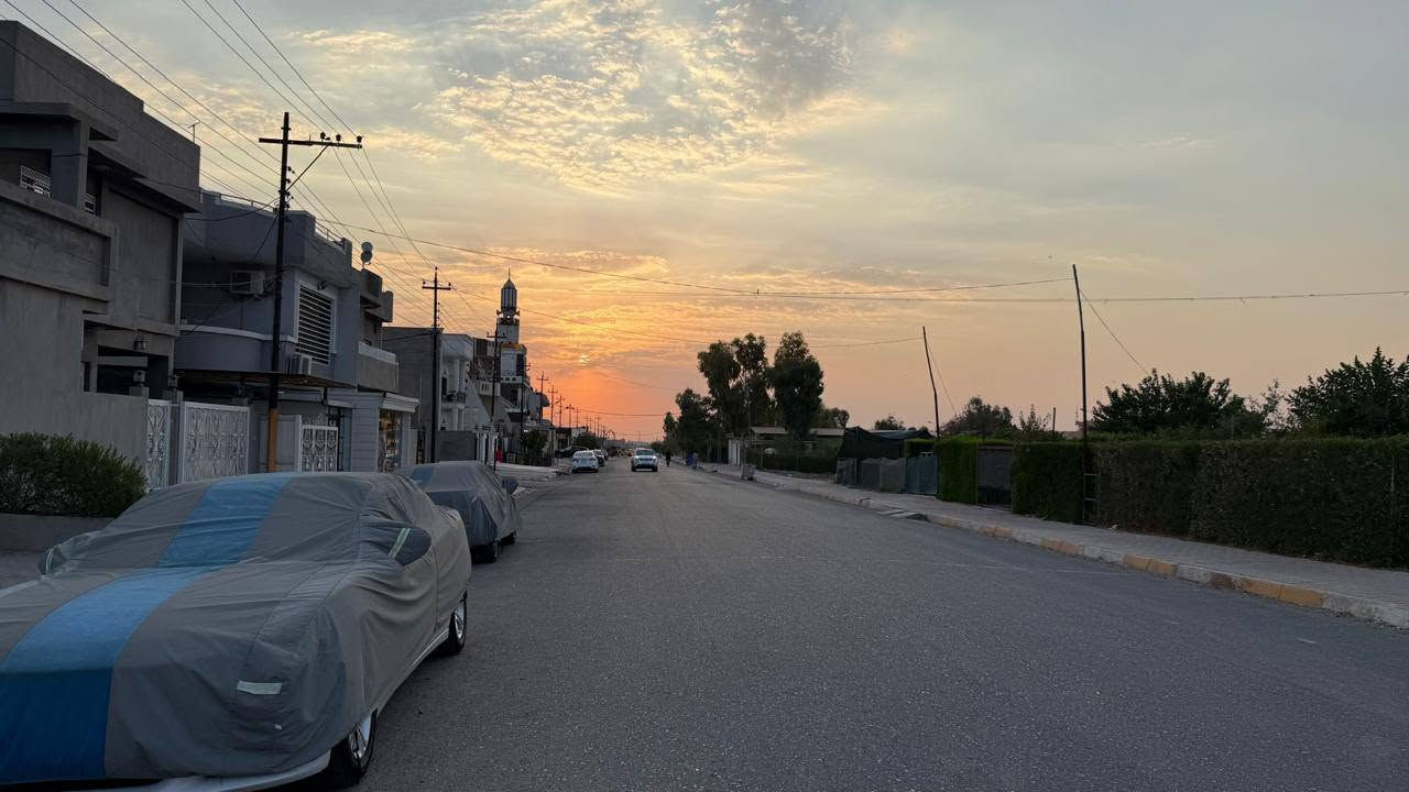 بيت للبيع طابو صرف منطقة 58 حي الزوراء 
200 متر  فول بناء 2020 طابق واحد درج خارجي غرفتين نوم استقبال مطبخ هول صحيات فول سيراميك 
نقص سقف ثانوي وصبغ فقط البيت باسمي شخصيا سعرة 110 وبي مجال 
*********** احمد
