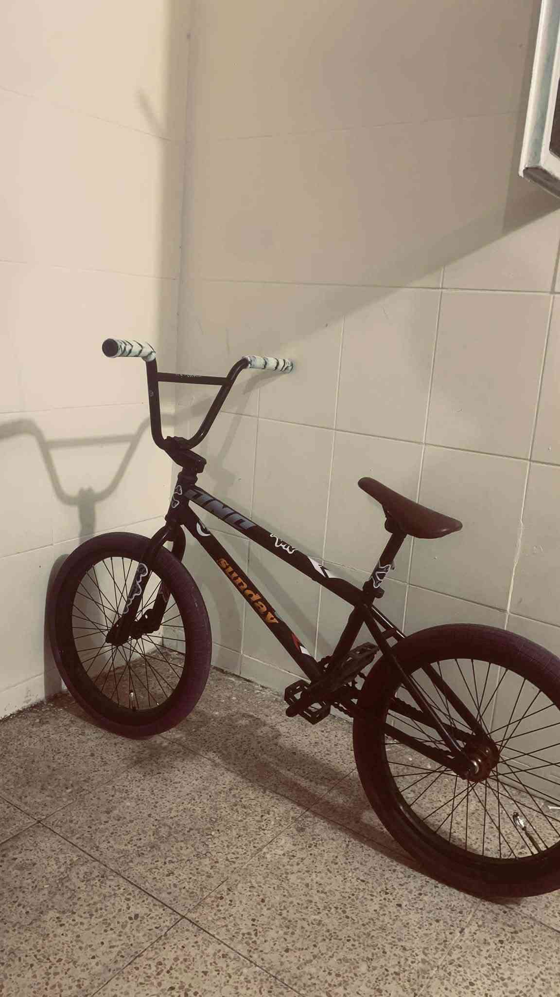 BMX اصلي مختم من ستريت و تيارات و بايدرات و كشن و الجسد ساندي اصلي يخبل سعره 200 و بي مجال + مستعجل على بيعه لل تواصل ***********
