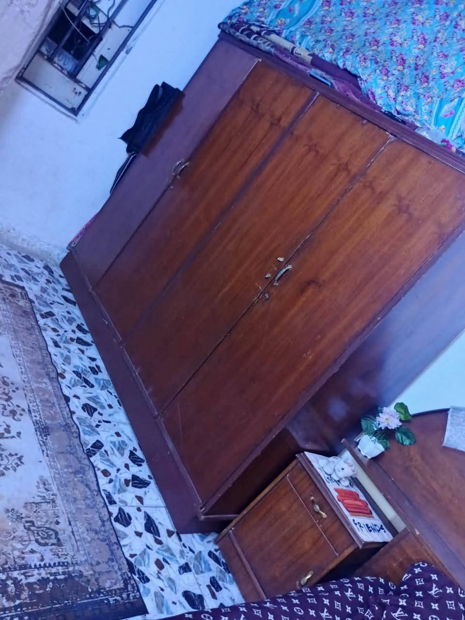 السلام عليكم طباخ وغرفه نوم نقص ميز مرايا سعر طباخ 125جدثد ستعمل شهرين وغرفه نوم ١٧٥ بيها مجال عنوان بغداد باب الشرجي***********
