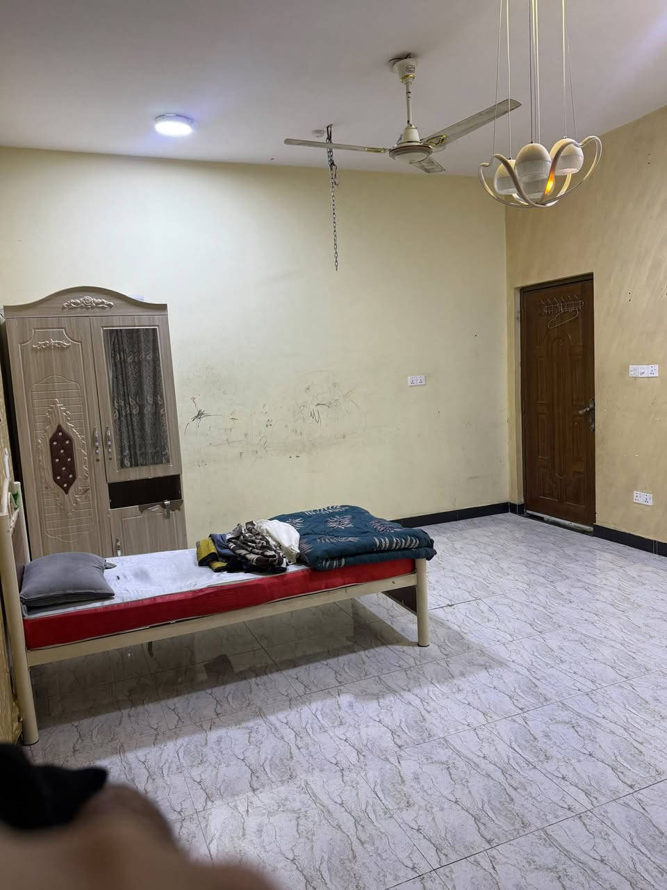 بيت للبيع المساحة 100m² ( 10 *10 )
📍المنطقه العابر مقاطعه 73 مجاور ياسين خريبط 
📍خلف محطه وقود الخليج  قريب على شارع محمد القاسم  
✔️  الطابق الارضي يحتوي على غرفه واستقبال وصاله ومطبخ وصحيات ( حمام وتواليت معزولات ) ومنور وحمام خارجي 
✔️  الطابق الاول يحتوي على 3 غرف كبيره وحمام عدد 2 وهول موزع كما بالصوره 
✔️  الطابق الثاني من سندويج يتكون من غرفه عدد 2 وصحيات ومطبخ وهول

🔴 يعني البيت 3 طوابق 
 
للتواصل مع الرقم 
***********
