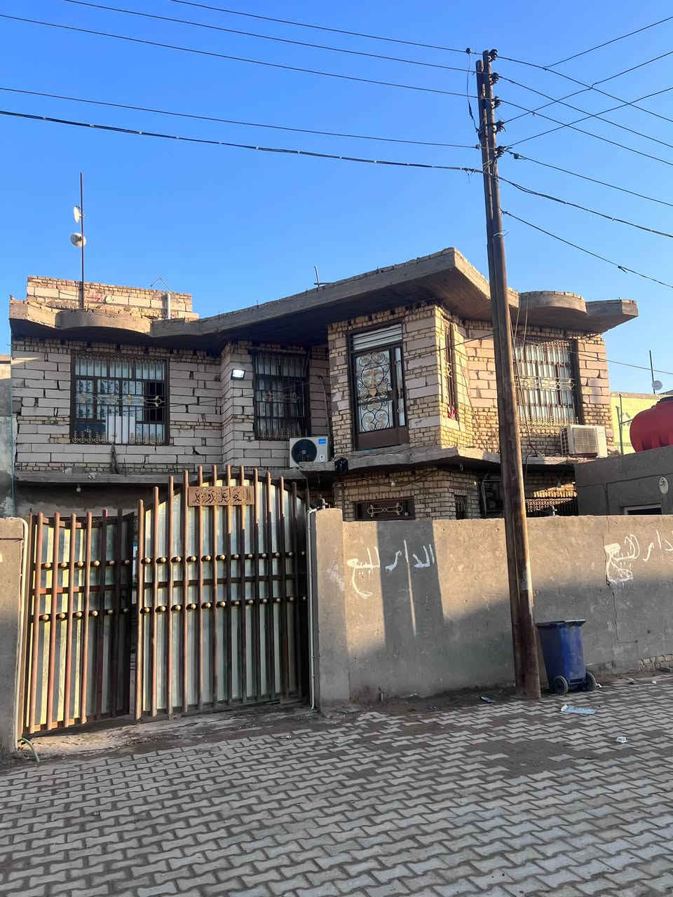 بيع مستعجل
بيت طابو صرف ٢١٦ متر واجهة ١٠ متر 
في منطقة الاسكان مقابل المعهد الفني قرب المجسر الجديد منطقة الغدير
مجاري تبليط شوار مقرنص
حديقة وطارمة ٦ غرف + استقبال 
واقع حال نظافة البيت ٧٠٪؜ 
السعر ١٣٥وبي مجال
للاستفسار
***********
