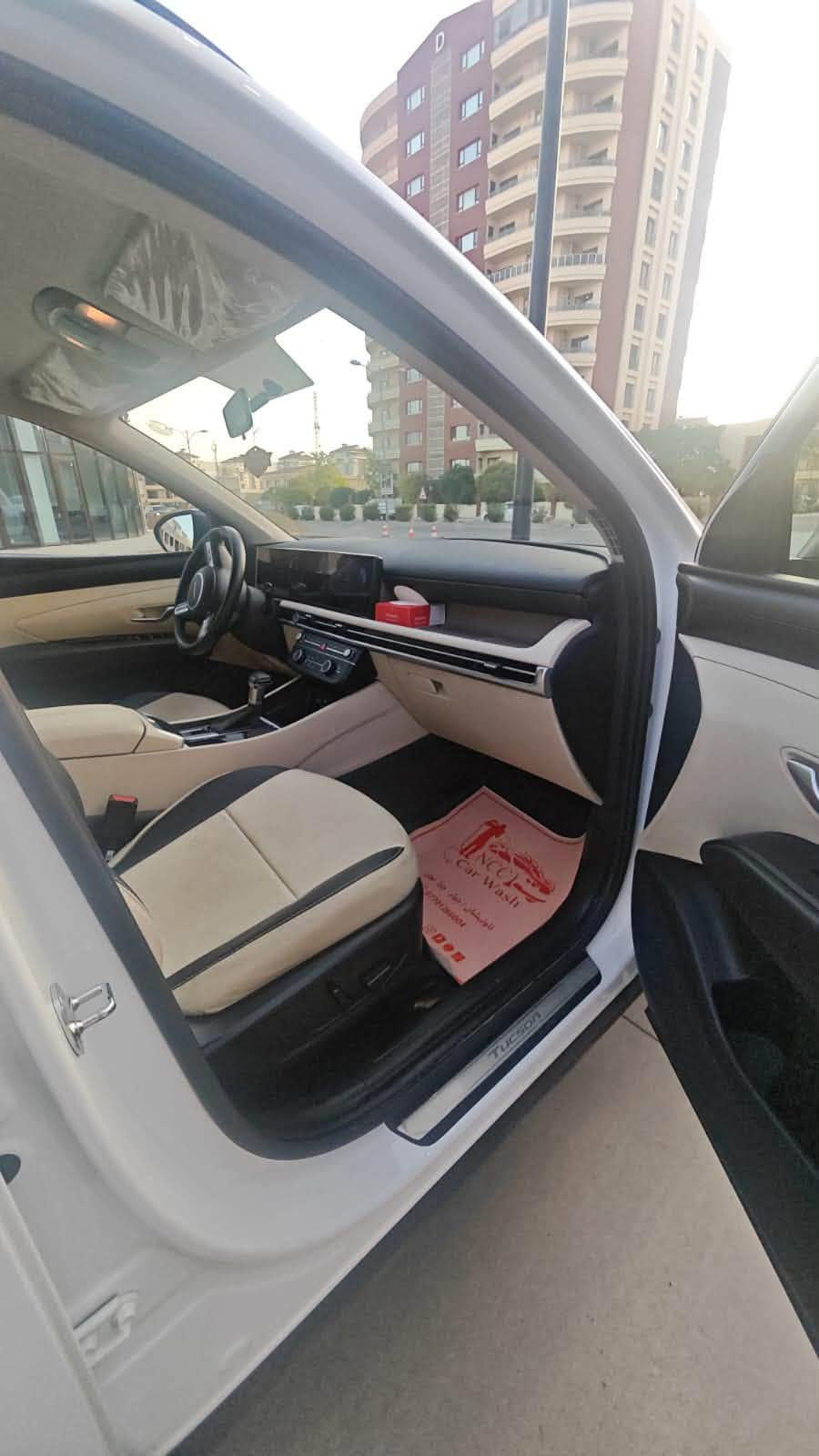 هۆندا تەکسۆن ٢٠٢٥ 
هۆندای تەکسۆن ٢٠٢٥  کلین بێ بۆیاخ  سفری ئیرەیە 
تەنها ٣٢ هەزار کیلۆمەتر رۆشتوە 
زۆر پاکە و یەک دینار مەسرەفی تیا نیە 
بەناوی خۆمەوەیە تا ٢٠٢٣٠ تازەیە 
بە شەرتی تەحویل و غرامە 
کامل جاهیزە 
بە شەرتی گیرو مەکینە و تەبرید 
کوشن کارەبا و کوشن جلد و تەبرید و هیتەر 
سنوق شەفت 
ئاوینە کارەبای 
چوار جام کارەبەی و بەسمە 
حاسەی پێش و دواوە 
ویل ١٩ 
ناو کریمی و رەش
ئاوینە کارەبای 
ئاوینە هیتەر 
ئاوینە شەفت 
پەردەی شەریکە 
تەبرید مەرکەزی 
لاید زینۆن و کامل عەدەسە 
لایت لید پێش و داواوە 
بەسمە شەخال 
بریک بەسمە ئوتۆ هۆلد 
٤ مۆدی لێخورین 
دوو بەسمە 
کامیرە 
کامل شاشە و گێچ بەیەکەوە 
گێچ کامل ئەلیکترۆنی
کارپەلی و ئەوتۆ ئەندرۆید 
دەرگا بەسمە
تەنها یەک بست پیدی ئاری ئەویت بە سنوقەکەوە 
چاکم نەکردوە تا ئیستا 

٢١٢ گەڵا یەک تۆز مەجاڵ
***********
