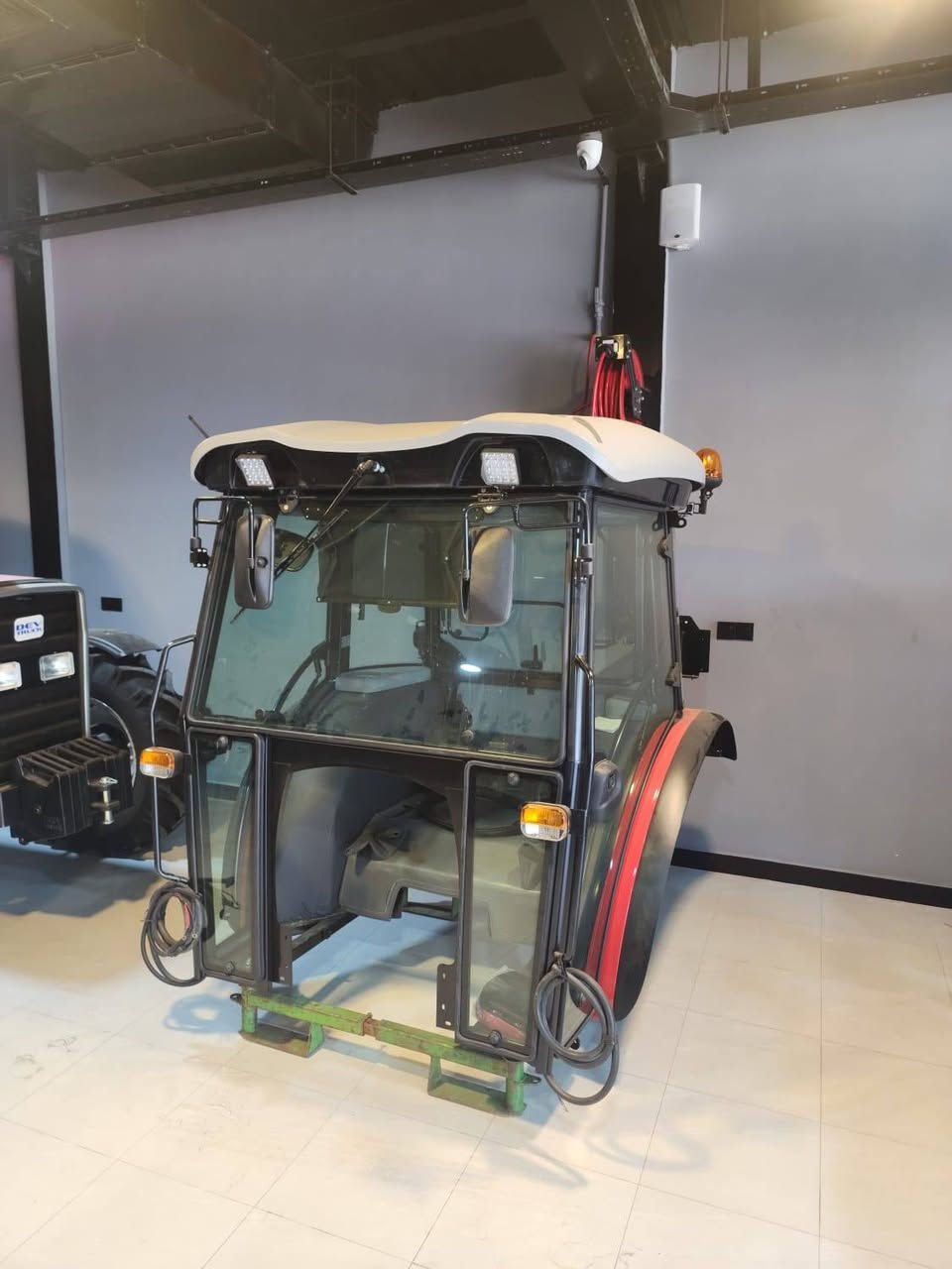 DEV TRUCK 290 4WD (المبني على نمط وتصميم ماسي فيرغسون MF 290 الكلاسيكي الشهير):
المواصفات الفنية العامة للجرار (DEV TRUCK 290 4WD):
​المحرك: ديزل 4 أسطوانات (4-Cylinder Turbo Diesel) بقدرة إنتاجية تتراوح غالباً بين 78 إلى 82 حصان.
​نظام الدفع: دفع رباعي 4WD (أربعة عجلات ناقلة للحركة) يوفر قوة سحب عالية في الأراضي الطينية والصعبة.
​ناقل الحركة (القير): ميكانيكي عادي (Manual) بـ 8 سرعات أمامية و2 عكسية (8 Forward / 2 Reverse).
​التجهيزات الخارجية:
​مجهز بمظلة حماية (ROPS Canopy) مع هيكل حديدي واقٍ.
​أوزان أمامية مثبتة (Front Counterweights) لموازنة الأحمال ومعدات السحب.
​شكمان علوي عمودي (Vertical Exhaust Pipe) وفلتر هواء خارجي.
​إطارات زراعية عريضة مخصصة للمهام الشاقة

📩 يمكنكم التواصل معنا عن طريق الصفحة او من خلال رقم الهاتف التالي #

***********
***********

