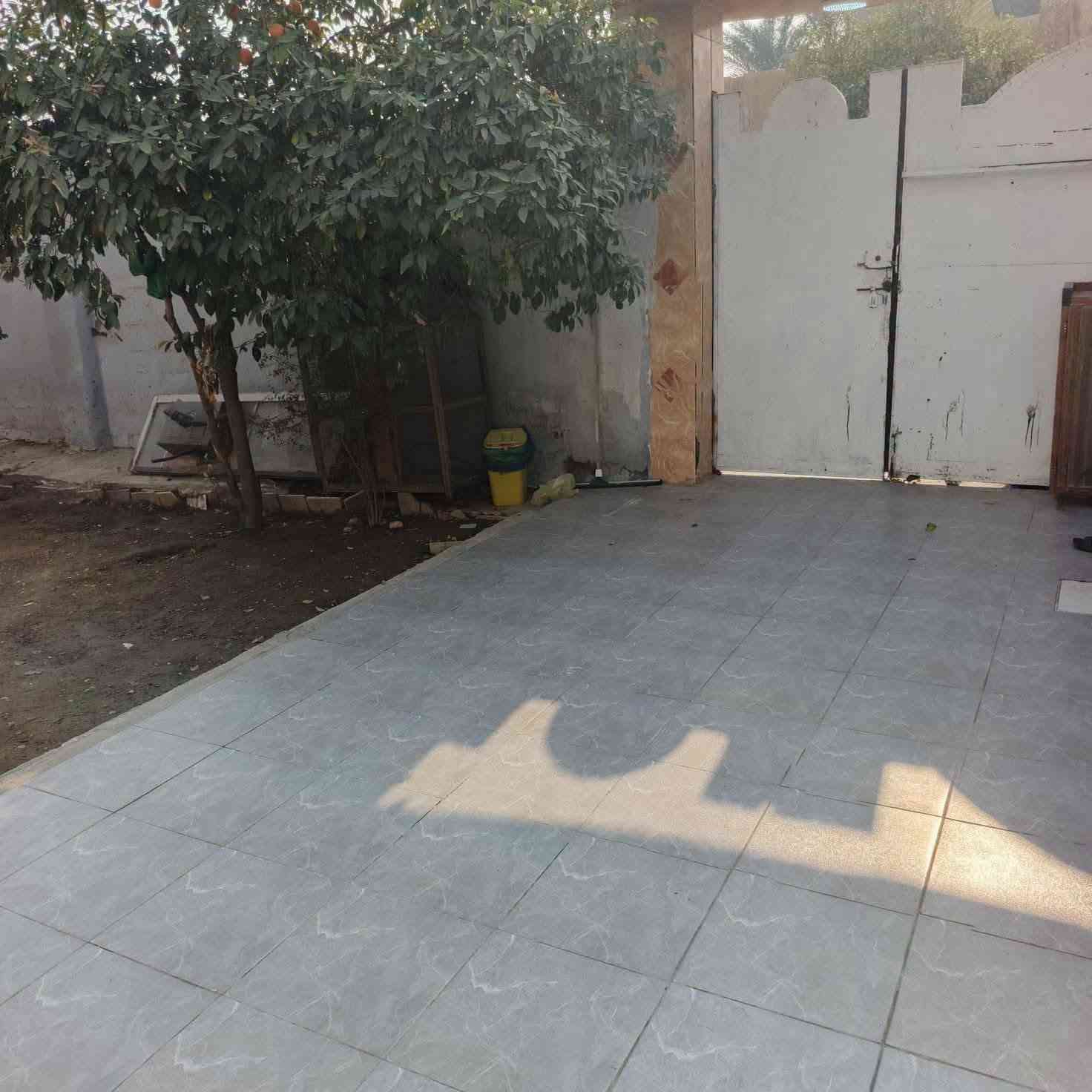 بيت للبيع أو مراوس :-
طابقين طابو صرف المساحة 300م موقع ممتاز.في أبي غرق بداية حي السلام على التبليط مباشرةً يبعد عن شارع الإمام حوالي 30م .السعر 195 مليون وبي مجال للشراي..يتكون من:-
الطابق الارضي ..غرفتين نوم ، صاله ، استقبال ، مطبخ حار وبارد ، صحيات  ، كراج مع حديقة ، ممر حول البيت ، 
الطابق الاول غرفتين نوم ، صالة ، صحيات ، سطح.. للاستفسار الاتصال على الارقام التاليه:-
***********
***********..واتس ٱب
