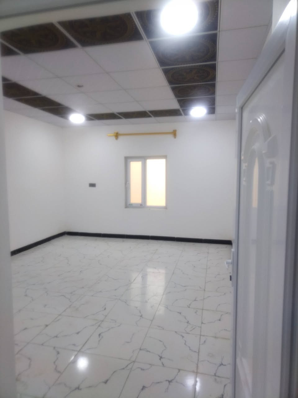 هيت الحي العسكري • طابق ثاني • درج معزول
