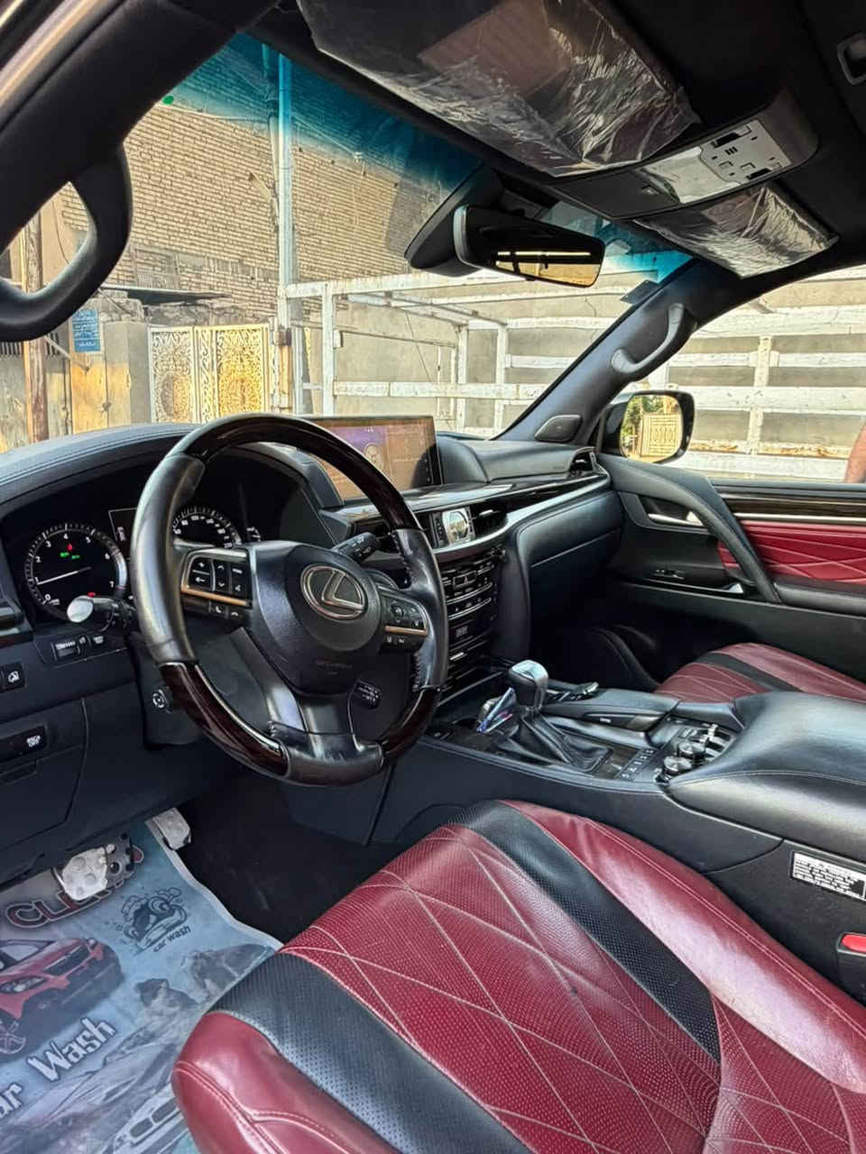 السلام عليكم
LEXUS 2021 S Kuro
السيارة فول مواصفات 
داخل احمر 
بيها قطعتين بارد
البنيد بي رصعة بارد صغيرة
والجاملغ الامامي هم بي رصعة 
السيارة ماشية 85
السعر 76$
للتواصل ***********
