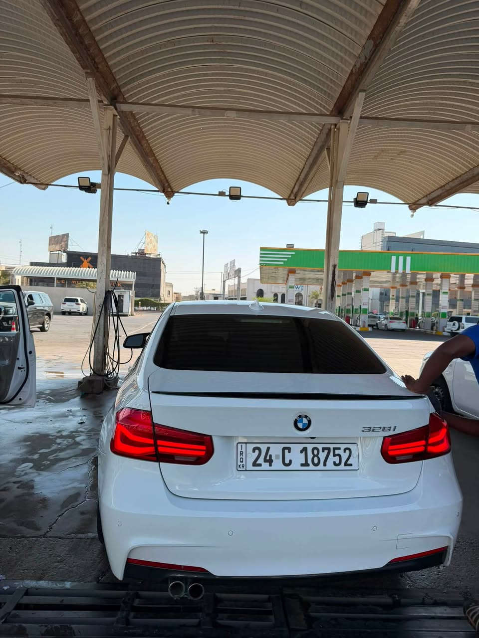 BMW f30 328i 2016 x drive
محرك 4 سلندر توين تيربو 
M package اصل
تراك هاندلك بكج
ماشية حالياً 118 الف كيلو وليس ميل 
سيارة بدي ودواخل M بكج 
حساسات امامي ، خلفي ، كاميرا 
مقاعد sport seats لون احمر
بيها اربع انظمة قيادة + لانچ كونترول 
تدفئة مقاعد + خزن ميموري+ تدفئة ستيرن
شاشة چبيرة + ماوس چبير لمس 
دخول بدون مفتاح + صندوق يفتح بلرجل
وكل قطعه بيها اصلية 
البريكات M performance 
السيارة وارد كندي بيها بنيد مبدل بنفس اللون 
 هنا بلعراق اندعمت عندي وصبغت جزء من الجاملغ عكس السائق مع تعديل بارد 
 واكو بارد صغير بل بابين ايضاً 
واكو ملاحظات بسيطه بلبدي 
السيارة رقم دهوك جديد
والسيارة باسمي 
السعر 173 مكان السيارة بصره
رقمي
 ***********
