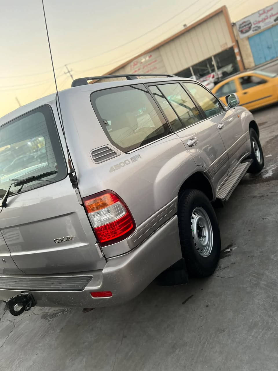 يالله السلام عليكم لاندكروزر 2005 اصل تلث قطع تبريد كير اوتو ماتيك مكينه V6 دواخل بيجي بيها الجاملغ والبنيد ومسيتين وي الباب سياره كشرتها حلوه السعر ب160 وبيها مجال قليل يرهم بيع او مراوس ***********
