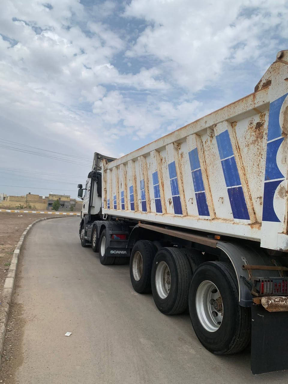 سلام عليكم للبيع عربانه ماك ميسان 27متر ويه لتعلاوه 31متر تخم تاير جديد حداديه جديده الهاتف ***********
