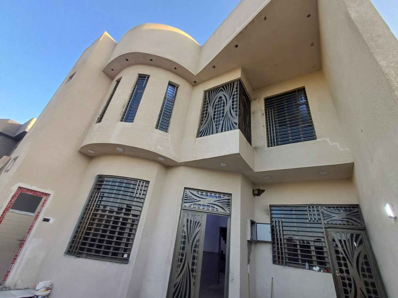 دار سكني للبيع المساحه 250م طابو زراعي عراقي طابقين يحتوي على 6قرف وصاله ومطبخ وديوانيه وصحيات وكراج العنوان بصره ابي الخصيب جامع الشهيد الاتصال على الرقم التالي *********** البصرة, العراق
