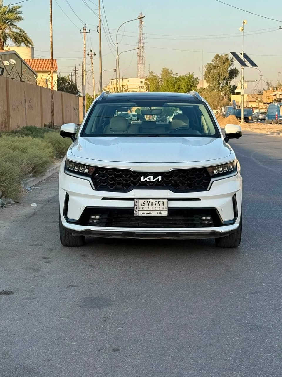 السلام عليكم كيا سورينتو موديل 2022 للبيع
اخوان السيارة خليجي بيها كم طخه 
محرك v6
السياره فول مواصفات يعني اعله شي بلسورينتو شتريد بيهه 

- دفع رباعي 4WD ‼️
- حساسات أمامية 
- حساسات خلفية
- لايت زينون 3 عدسات + LED 
- بانوراما ❗️
- مفتاح التشغيل بصمة
- تشغيل عن بعد 
- فتح الصندوق كهرباء
- دشبول شاشة
- عرض الكاميرا في الدشبول
- شاشة Apple Car play ❗️
- 4 كاميرات  360ْ ‼️
- الانارة الداخلية LED
- حركة المقاعد الأمامية كهرباء
- تدفئة وتبريد المقاعد الأمامية 
- تتسع المقصورة ل(7) ركاب
- مثبت السرعة Cruise
- المودات والأوامر الصوتية
- أوضاع القيادة  Drive Mode
- فحص أنظمة السيارة 
- حساسات ضغط اطارات 
- شفتات مقود
- 3 قطع تبريد 
- هاند بريك بصمة 
- ا ABS
 - ا ISO Fex-ايزو فكس
- نظام مانع الانزلاق
- نظام نزول المنحدرات 
- اشارة في المرايا الجانبية
- مخرج منفذ الطاقة ⚡
- ا  Bluetooth / USB
- بردات أبواب خلفية
- كير ماوس
- كامرات عند الاشارة
- اوتو هولد
‎
 وبقيه المواصفات السورنتو المعروفه 
السياره ضمان الشركه الدوليه العراقيه 
تبديل الدهن كله بلشركه 
السياره ماشيه  80 الف كيلو  مكان السياره حي القاهرة 
  سعر السياره 27,900$(279ورقه ) وبيها مجال بسيط
رقمي  ***********
