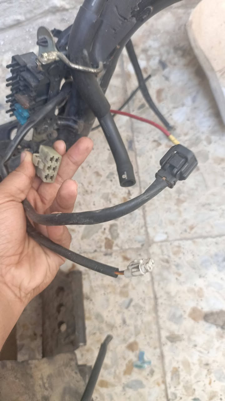 سلام عليكم مو جوه سوك جوة قندرة هههههههههههه 
اكسل ب 25 تعال افتح 

كور نضيف من كلشي ب 30 

صدر مال نثيه نضيف ب 15
 
ستين و ماكشه و شاصي مال نثيه ب 25 

ضفيرة اله تبجي مفولهههههههه ويها كويل و عقل و جوزة ب 40 كلشششششش نضيفه 
 
💥 بغداد مدينة صدر كيارة عندي توصيل جميع محافظا 💥

ويل امامي و بي تاير نضيف 90% ب 40 جاي نباع بس تاير ب 30 والله 

بس ويل خلفي ب 25 

سواد مال نثيه نضيف يخبل ب 20  بطن و كاعيه و ماكان الباتري هم 

فاكيوم اله يموت مال تفصيخخخخخخخخخخخخخخخخخخخخخخ بحت 
30 اله عوجان 
جنطه مال فحل ب 15 

عندي عقل ثنين مال نثيه الواحد على 20 على شغل هم 
0774956915

نص مكتوب في الصور:
- بيها هذا كسر بس اي تاثير ماكو اهل مصلحه يعرفون