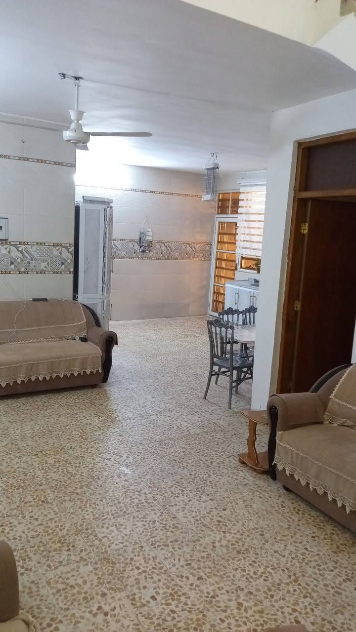 سلام عليكم بيت للبيع مساحته 200 متر طابقين يحتوي على 5غرف نوم وحديقه وكراج واستقبال وصاله مفتوحه على المطبخ وخدمات عدد 3 العنوان بلديات صحفيين البيت زراعي واقع حال يبعد عن مول نيروز 10دقايق للاتصال ***********

