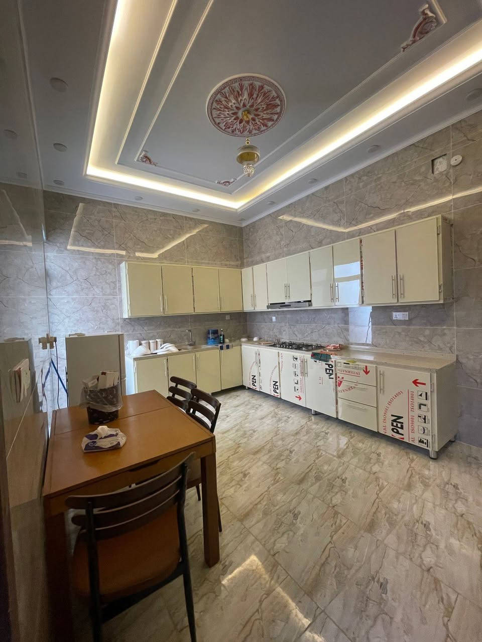 الحجز واتساب   ***********
المزرعه موثقه بتطبيق اجرالي 

المسبح مغلق الطول 15 العرض 5

العمق تدريجي من 120 الا 175 
الموقع 📍الدوره بعيثه 

بليارد 🎱

فيشه 🎾

طاوالي 🎲

ورق 🃏
نركيل 💨

غرفتين نوم ماستر
