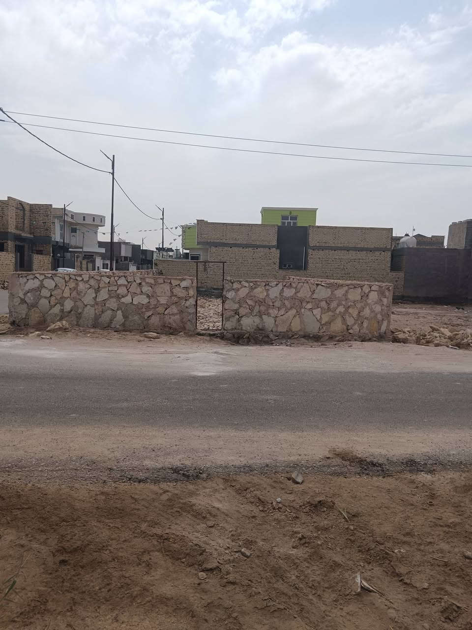 السلام عليكم ورحمه الله قطعه زراعي للبيع قرب حي الجامعه خلف محطه الكهرباء المساحه 280 متر مربع الواجهه 11  والنزال 25.5  القطعه ركن  مسيجه حجر محفوره ومغطاه بطبقه الجلمود مثل ماموضح بالصور شارع تبليط كهرباء ماء المداور من صاحب القطعه مباشر موبايل ***********

