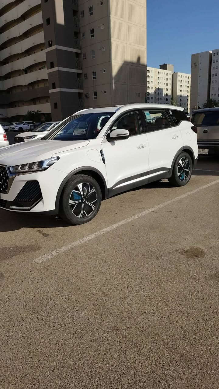 🚗 للبيع – شيري تيكو 7 برو Plug-in Hybrid (PHEV) 2024 | أعلى فئة (Full Option)
🔹 موديل: 2024
🔹 اللون: أبيض
🔹 ماشية: 20,000 كم فقط
🔹 الحالة: استخدام شخصي ونظيفة جدًا

المواصفات:
✅ أعلى فئة (Full Option)
✅ نظام Plug-in Hybrid (بنزين + كهرباء)
✅ محرك 1.5 تيربو مع محرك كهربائي
✅ صرفية وقود ممتازة وأداء قوي
✅ فتحة سقف بانورامية
✅ كاميرات 360°
✅ حساسات أمامية وخلفية
✅ شاشة وسطية كبيرة + شاشة عدادات رقمية
✅ Apple CarPlay وAndroid Auto
✅ تشغيل بصمة ودخول ذكي
✅ تشغيل السيارة عن بُعد
✅ شاحن لاسلكي
✅ مقاعد جلد 
✅ مقاعد كهربائية
✅ مكيف أوتوماتيك ثنائي التحكم
✅ مثبت سرعة ذكي (Adaptive Cruise Control)
✅ المحافظة على المسار
✅ تحذير مغادرة المسار
✅ مراقبة النقطة العمياء
✅ فرملة طوارئ أوتوماتيكية
✅ إضاءة LED كاملة
✅ وسائد هوائية متعددة وأنظمة أمان متكاملة

ملاحظة:
✔️ ماشيه 20 ألف كم فقط.
✔️ بيها رصعة بسيطة بالصندوق.
✔️ السيارة لا تحتاج أي مصروف.

💰 السعر المطلوب: 23,000,000 دينار عراقي .

للاستفسار والمعاينة، التواصل على الخاص أو الاتصال. ***********
