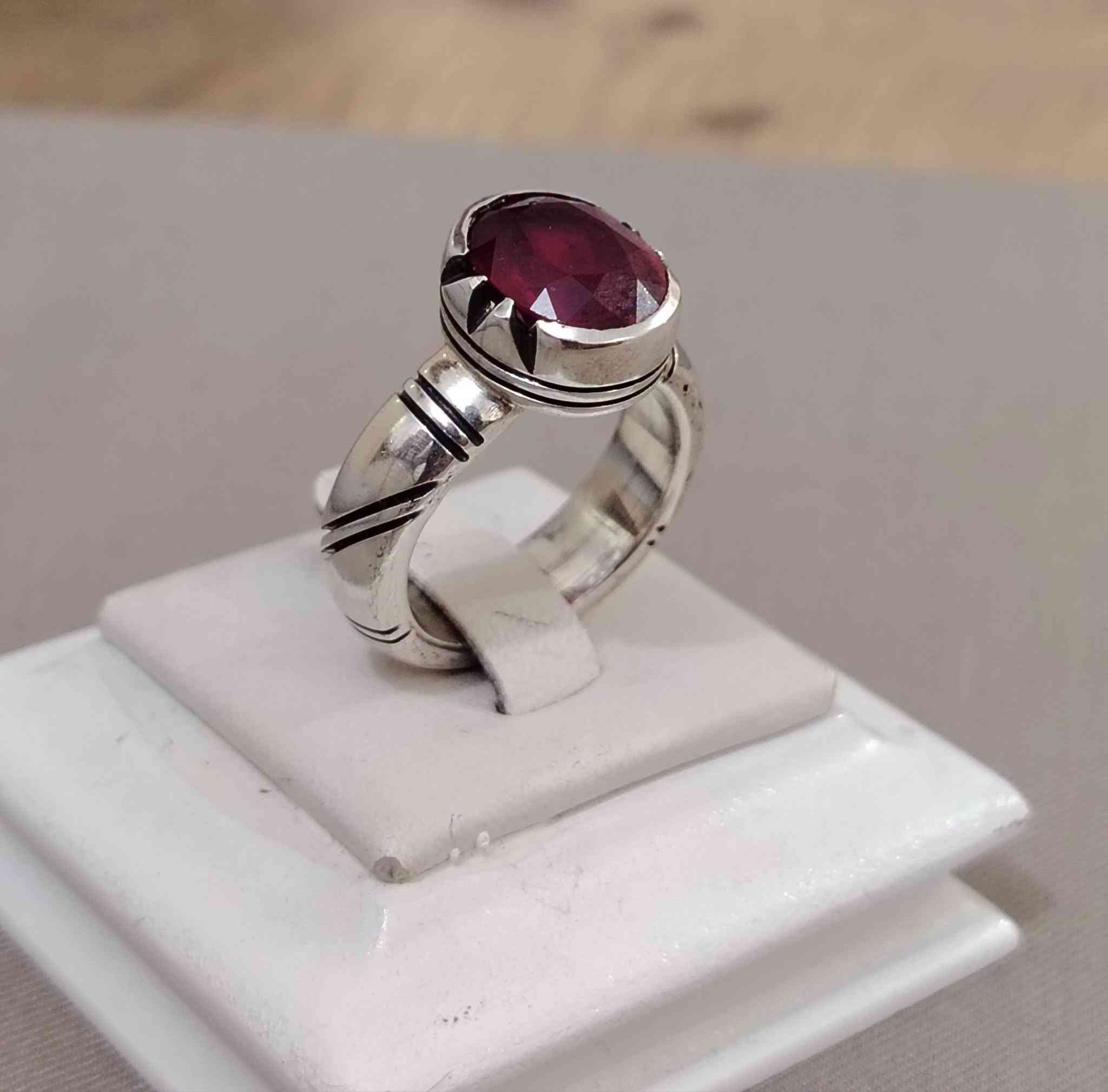 ❤️💍 خاتم فضة 925 بياقوت أفريقي طبيعي
قطعة يدوية مميزة لأصحاب الذوق الراقي ✨
🔴 الحجر: ياقوت أفريقي طبيعي
🥈 المعدن: فضة عيار 925
🛠️ الصياغة: يدوية
⚖️ الوزن: 12 غرام
📏 المقاس: 22
التواصل ع الخاص او ع الواتساب ***********
